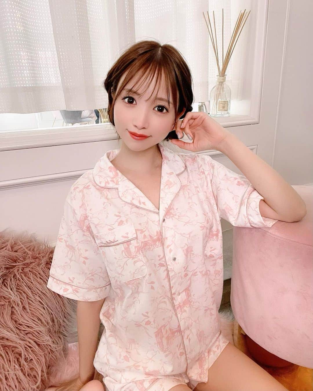 のインスタグラム：「今日からロイヤルフルール柄ルームウェアのノベルティです😆🙌💖 かわいすぎるーーー!!!!🥹♡ これからの季節にぴったりなさらふわな着心地なのでお家のリラックスタイムにぜひ🫖♡  なくなる前にわたしもゲットしなきゃ🤫❤︎  #パジャマ#ルームウェア#リラックスタイム#ノベルティ#ミシェルマカロン#michellmacaron」
