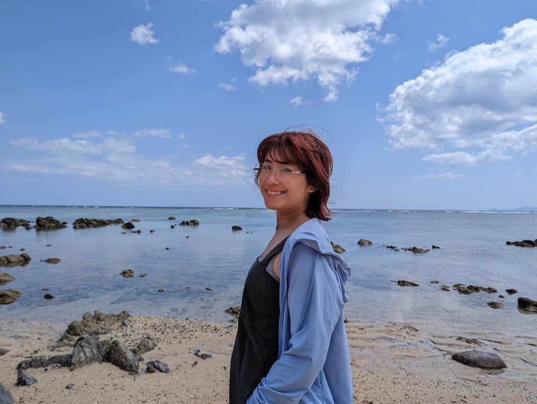 IMALUのインスタグラム：「ユニクロのUVカット商品が大活躍中です🐠  #エアリズムUVカットメッシュパーカ は軽くて薄いのでとても着心地がいい！  #ラウンドメタルサングラス は形も可愛いし、クリアなサングラスなので使い勝手がもう最高👏  サンダル以外全身ユニクロです〜🌴  夏のアクティビティの時はもちろん、紫外線が強くなる季節に是非チェックしてみてください☀️  私は奄美でいっぱい使うぞー！！！！  @uniqlo_jp @uniqlo_with   #ユニクロ #UVカット #着るだけで紫外線90%カット #UNIQLO #ユニクロコーデ」