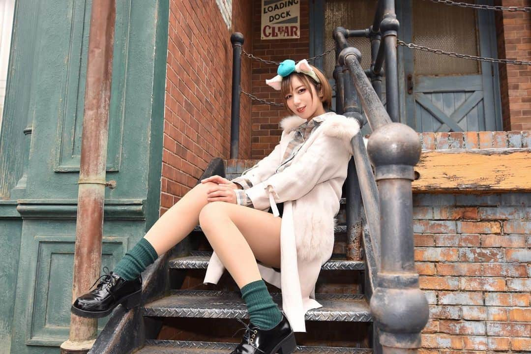 美羽えりのインスタグラム：「ジェラトーニな美羽さん👩🏻‍🎨🐈🐾👒 ́- . #disneysea  #gelatoni  #duffyandfriends #cosplay  #photography  #ディズニーコーデ #ジェラトーニコーデ  #ショートヘア #ポートレート」