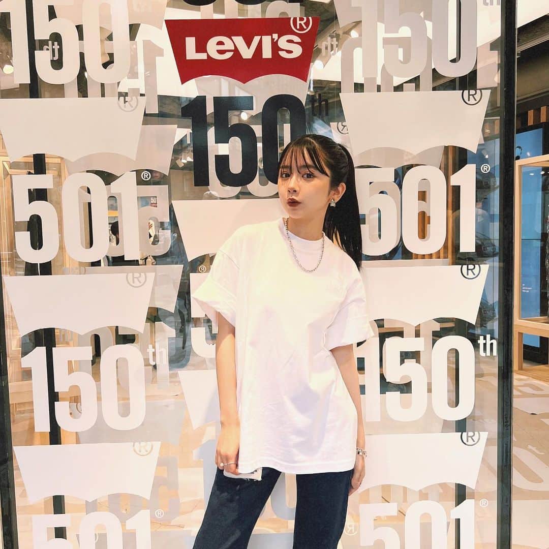 高梨優佳のインスタグラム：「Levi’s®の501®が 150 周年を迎えたという事で リーバイス®原宿フラッグシップストアに 行ってきました ～！💙💙 たくさんあるワッペンの中から自分でカスタマイズして 出来たお気に入りのデニム 💚🥝 選ぶの楽しかったし 可愛すぎる～ ( ; ; )！ 5月28日までやってるのでみんなも是非行ってみてね 🍊 私とお揃いのワッペン見つけてみて ！😂🧡  #501_150周年  #PR @levis_japan」