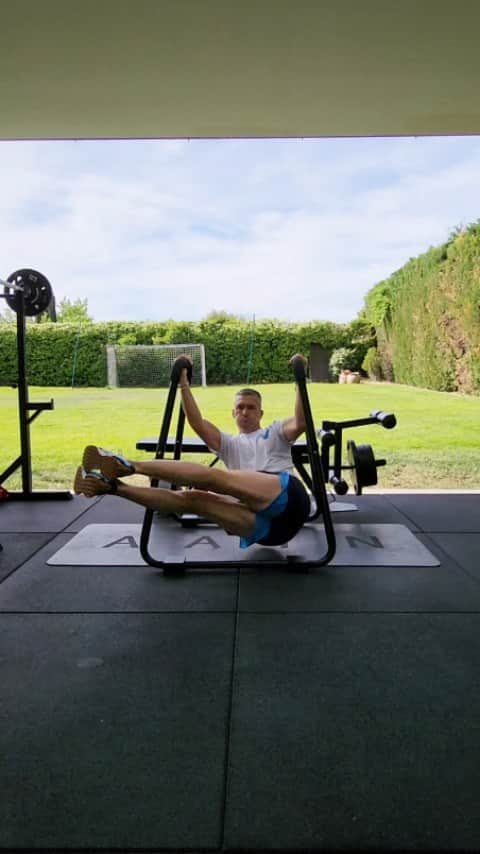 ルイス・ハビエル・ガルシア・サンスのインスタグラム：「MONDAY !! Got excited today with my upcoming trip to Anfield to watch LFCvVilla at the weekend and i did this Great core routine, abs and obliques...(not for beginners) but why not, give it a try, BURNS🔥 #Monday #workout #Routines」