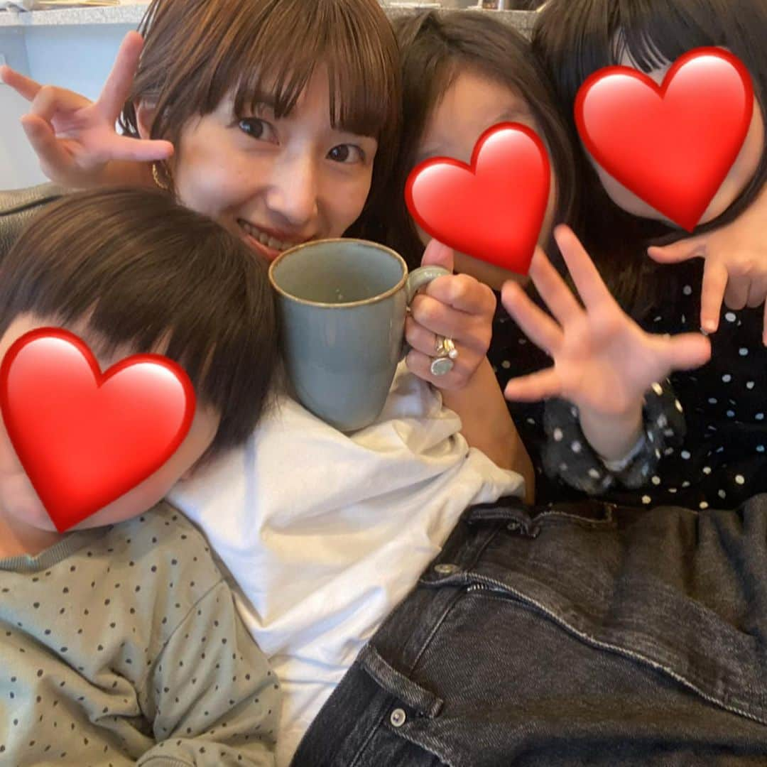 美生さんのインスタグラム写真 - (美生Instagram)「Happy mother's day! ⁡ ⁡ 愛する母たちと子供達へ 感謝を込めて♡ ⁡ いつも私がくつろいでいると くっついてくる子供達👧🏻👧🏻👦🏻 ⁡ めちゃめちゃ狭いけど 私にとって こんなに居心地がよくて こんなに幸せな場所は他にないよ♡  いつもありがとう♡ ⁡ #happymothersday  #mothersday  #母の日」5月15日 18時14分 - miolly___