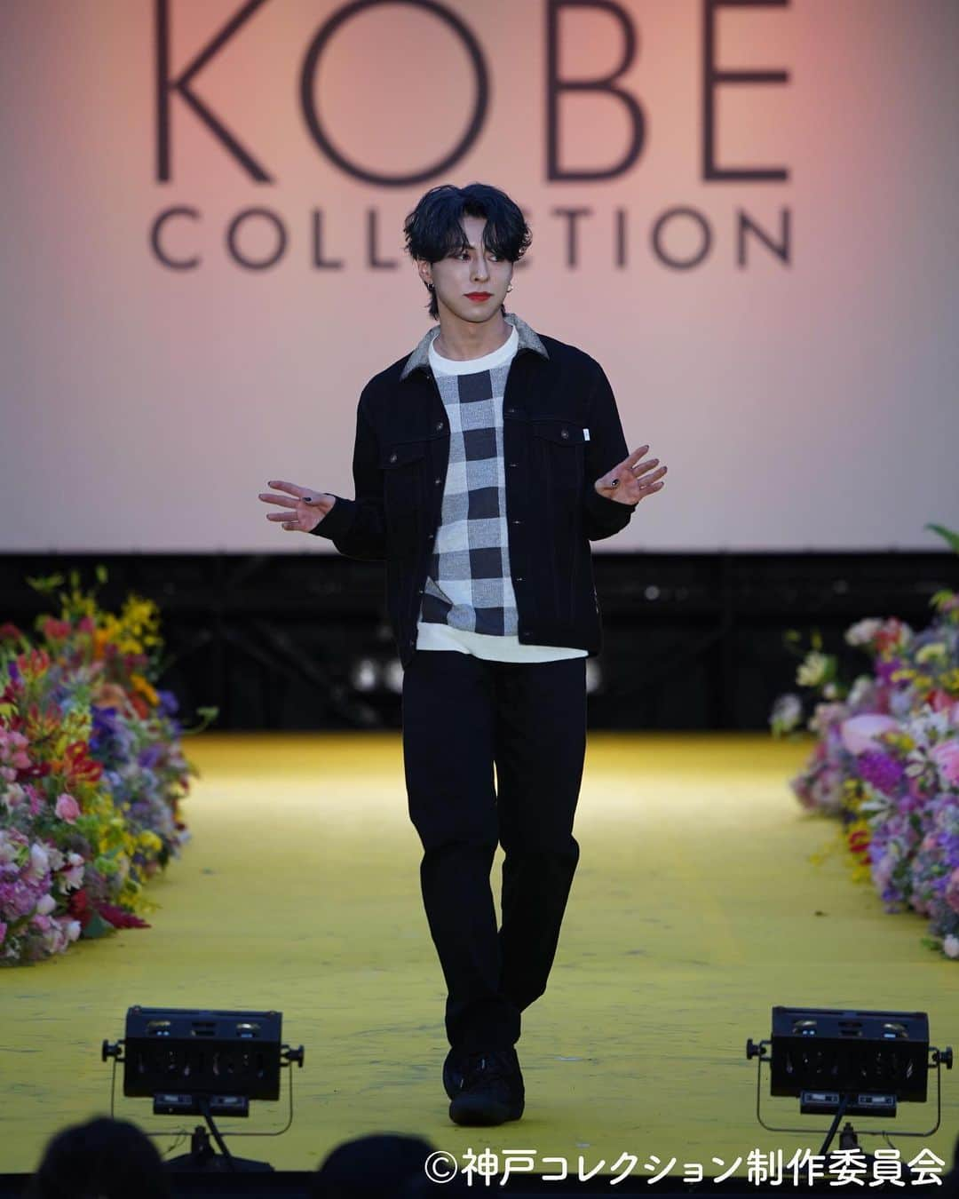 神戸コレクションのインスタグラム：「Memories of KOBE COLLECTION🎥  2023.04.15 KOBE COLLECTION 2023  ♢ BRAND：#rashink @rashink_official  From 若手デザイナー支援コンソーシアム  ♢ MODEL : #佐野文哉 @f_mi.y @owv_official   💐公式LINEでも情報発信中 【KOBE COLLECTION】で検索  🌿Official Media #KobeCityCruiseWeeks  #神戸コレクション #神コレ #ファッション #春コーデ #夏コーデ #神戸 #神戸観光 #オシャレ #お花 #花きな人と繋がりたい #kobecollection #kobecitycruiseweeks #bloomthecity #kobe #fashion #ootd #lookbook」