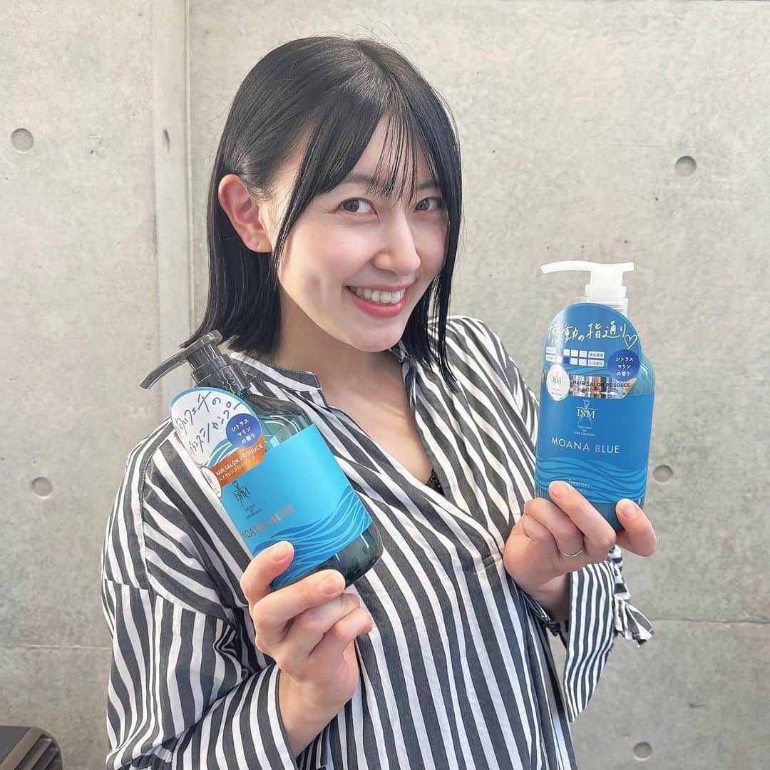 ホームランなみちのインスタグラム：「💇‍♀️  👶をお母さんと妹に預けて 4ヶ月ぶりに美容院に行ってきました🥹✨ 暗くしてバッサリ短く✂︎ 毎日髪を乾かす時間がないから すぐ乾くように ギリ結べる長さまで短く！ そして毛量が多いから、たくさんすいてもらいました！ おかげで空飛べそうなくらい軽くなった😂笑  産後ハゲになるって聞いてビビってたけど、ものすっごく抜けるんだけど、それ以上に毛量が多くて🙄 床が毛の絨毯になるくらいすいてもらいました笑  久しぶりの美容院でスッキリ♪気分転換になって、また頑張れそう✊ それにこれですぐに乾くから娘と一緒にいれる時間がもっと増えるね☺️💗  渡邉さん、いつもありがとう🥺✨  ホームケアもISMのシャンプー🫧 旦那とシェアしてるので爽やかな香りのモアナブルーを使ってます💙 これからの蒸し暑い季節にもさっぱりしていいんだよね👍  さ！お土産買って、 ダッシュで娘のもとに帰りまーす🏃‍♀️  #💇‍♀️ #ヘアカラー #ヘアカット  #ママスタイル」
