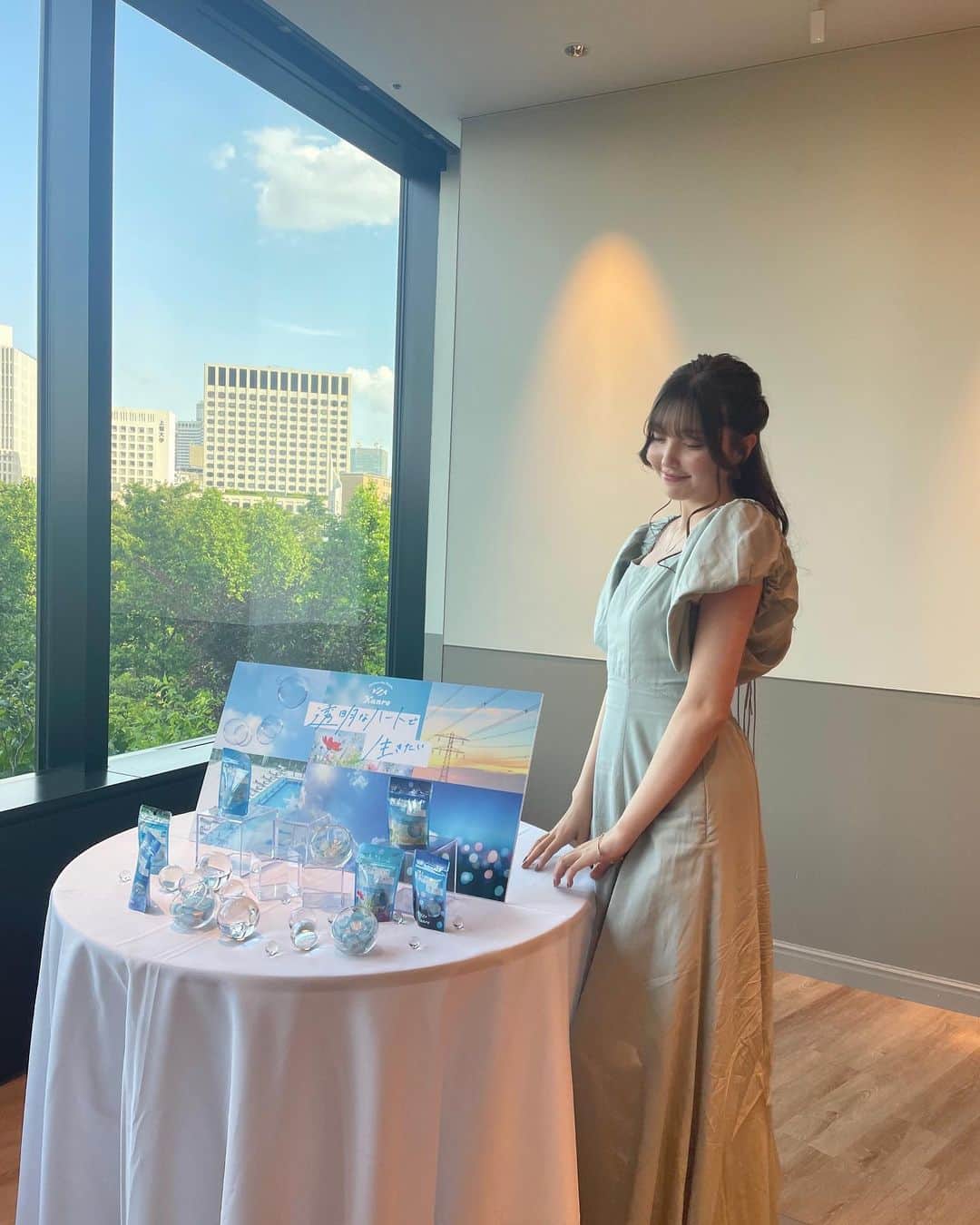 市ノ瀬アオのインスタグラム：「2023.05.16発売 ⁡ Kanro ｢#透明なハートで生きたい｣ ⁡ ついに、 私たちが開発した商品が、明日5/16(火)から発売となります ⁡ どこか懐かしさを感じるテイストですっきり爽やかなクリアソーダ味です＾＾ ⁡ カンロのみなさんと私達3人で何度も話し合いを重ねたので商品開発に関わった全員の想いが詰まった商品になりました。 ⁡ 10代だけでなく、幅広く沢山の方々に食べていただきたいです。 ⁡ コンビニや駅売店でぜひ手に取ってみてください💐 ⁡ #透明なハートで生きたい #カンロ #キャンディディレクター」