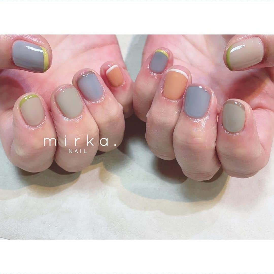 mirka. NAIL(ミルカネイル)のインスタグラム：「⁡ カラフル𓇢 ⁡ ⁡ ………………………………………………………… ⁡ ご予約、お問い合わせは LINE ID⇒ @mirka.nail (@含む)まで。 ⁡ ご新規様はハイライトの「ご案内」と「ご予約方法」を必ずお読みいただいてからご予約くださいますようお願いいたします。 空き状況や詳細はLINEの投稿からご確認ください。 ⁡ ⁡ ⁡ ⁡ #mirkanail#nails#nail#nailart#naildesign #ショートネイル#ネイルアート#ネイルデザイン#ネイル#大人ネイル#シンプルネイル#オフィスネイル#ニュアンスネイル#ナチュラルネイル#カジュアルネイル#ショートネイルデザイン#美甲#春ネイル#春ネイル2023 #プライベートサロン#プライベートネイルサロン#東京ネイルサロン#東京ネイル#江東区ネイルサロン#森下#清澄白河 ⁡」