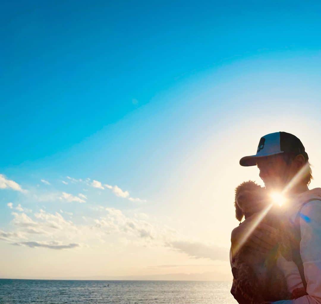 マイケル富岡のインスタグラム：「癒し時間♡ mokoと海sanpo♪ #beautiful #ocean #nature #love #moko #mybaby #mylove #愛犬 #愛犬家 #癒し #癒し時間 #journey #appreciation #shooting #感謝 #マイケル富岡 #タレント #俳優 #撮影 #beach #resort #actor #actorslife #隠れ家 #generalamericanhome #hydrogen #armani」
