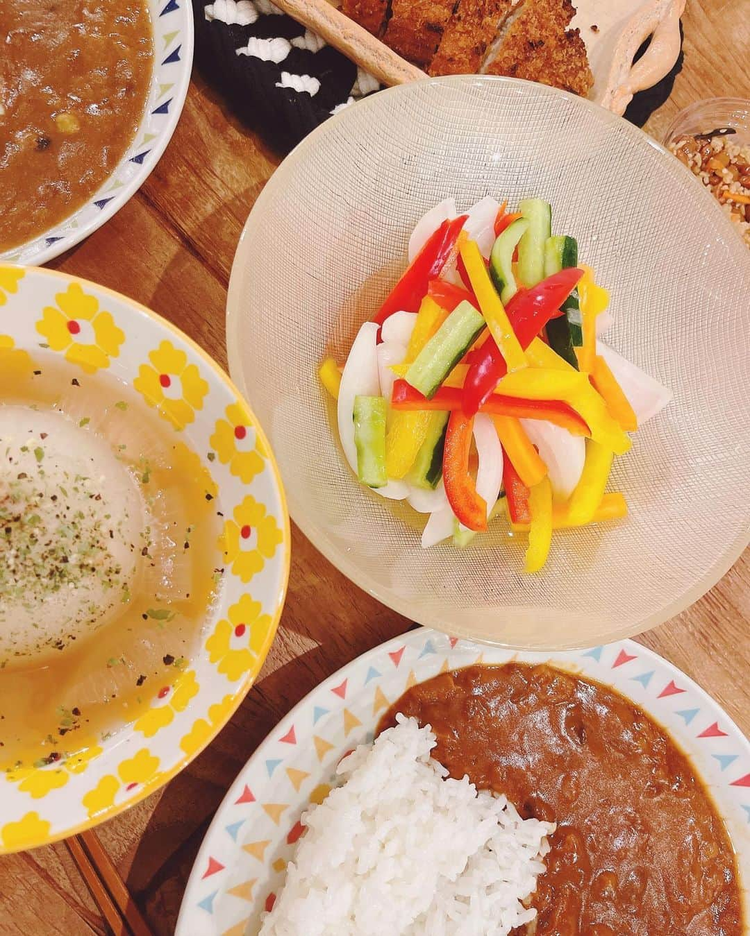 スザンヌさんのインスタグラム写真 - (スザンヌInstagram)「我が家のなくてはならない万能調味料No. 1🚩の #カンタン酢  @kantansu_recipe   春雨サラダや酢の物はもちろん 照り焼きにもなんでも大活躍してくれてないと#スザ飯  困るからストックもかかさない🫶  そんな大好きな#カンタン酢 の 九州、沖縄で流れるCMに出演させて頂くことになりました🥳嬉。 なんとしあわせな。ありがたやぁ 最後に載せてます🎥  今日はCMの中でも、家でもよく作っている、彩りフレッシュピクルスをご紹介🫶めためた簡単〜  １きゅうりは４ｃｍ長さで縦４等分に切り、にんじんは短冊切り、たまねぎ、パプリカは５ｍｍ幅に切る。  ２ジッパー付き保存袋に１の野菜を入れ、「カンタン酢」を注いで、空気を抜いてジッパーをしめ、よくもんで３０分ほど漬ける。  シャキシャキ感があり、サラダ感覚で食べられるピクルスです。  冷蔵庫でそのまま保存すれば1週間ほどもつので（たくさん作ってもパクパク食べて３日くらいでなくなっちゃうけど🤤） お野菜シャキシャキおいしくとれて、 これからの季節もさっぱり食べられて 調味料これだけで本当簡単美味しくておすすめだよ☺️お肉焼いた時の付け合わせにも🙆‍♀️  #きゅうり #にんじん #カンタン酢 #カンタン酢レシピ #カンタン酢ピクルス」5月15日 18時22分 - suzanneeee1028