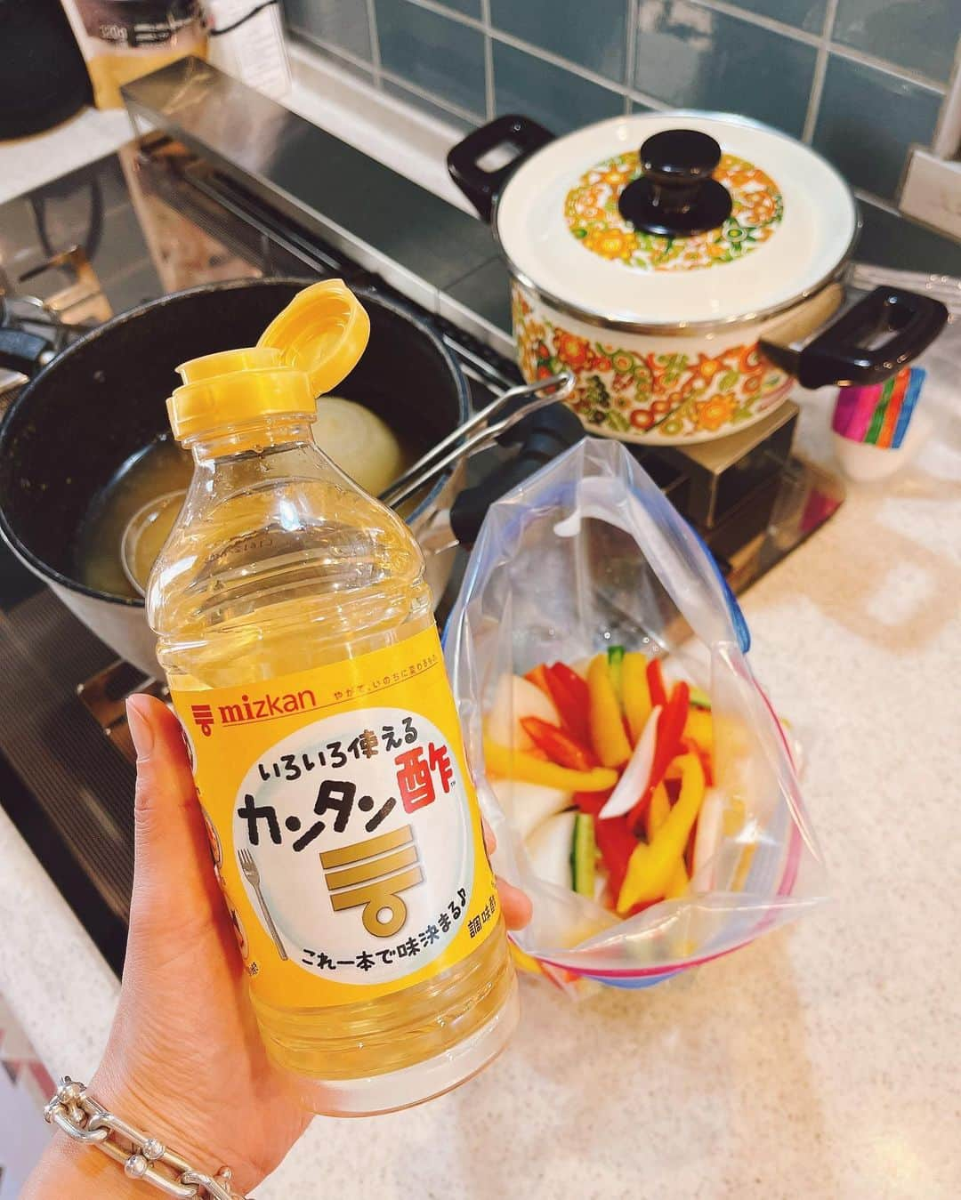 スザンヌさんのインスタグラム写真 - (スザンヌInstagram)「我が家のなくてはならない万能調味料No. 1🚩の #カンタン酢  @kantansu_recipe   春雨サラダや酢の物はもちろん 照り焼きにもなんでも大活躍してくれてないと#スザ飯  困るからストックもかかさない🫶  そんな大好きな#カンタン酢 の 九州、沖縄で流れるCMに出演させて頂くことになりました🥳嬉。 なんとしあわせな。ありがたやぁ 最後に載せてます🎥  今日はCMの中でも、家でもよく作っている、彩りフレッシュピクルスをご紹介🫶めためた簡単〜  １きゅうりは４ｃｍ長さで縦４等分に切り、にんじんは短冊切り、たまねぎ、パプリカは５ｍｍ幅に切る。  ２ジッパー付き保存袋に１の野菜を入れ、「カンタン酢」を注いで、空気を抜いてジッパーをしめ、よくもんで３０分ほど漬ける。  シャキシャキ感があり、サラダ感覚で食べられるピクルスです。  冷蔵庫でそのまま保存すれば1週間ほどもつので（たくさん作ってもパクパク食べて３日くらいでなくなっちゃうけど🤤） お野菜シャキシャキおいしくとれて、 これからの季節もさっぱり食べられて 調味料これだけで本当簡単美味しくておすすめだよ☺️お肉焼いた時の付け合わせにも🙆‍♀️  #きゅうり #にんじん #カンタン酢 #カンタン酢レシピ #カンタン酢ピクルス」5月15日 18時22分 - suzanneeee1028