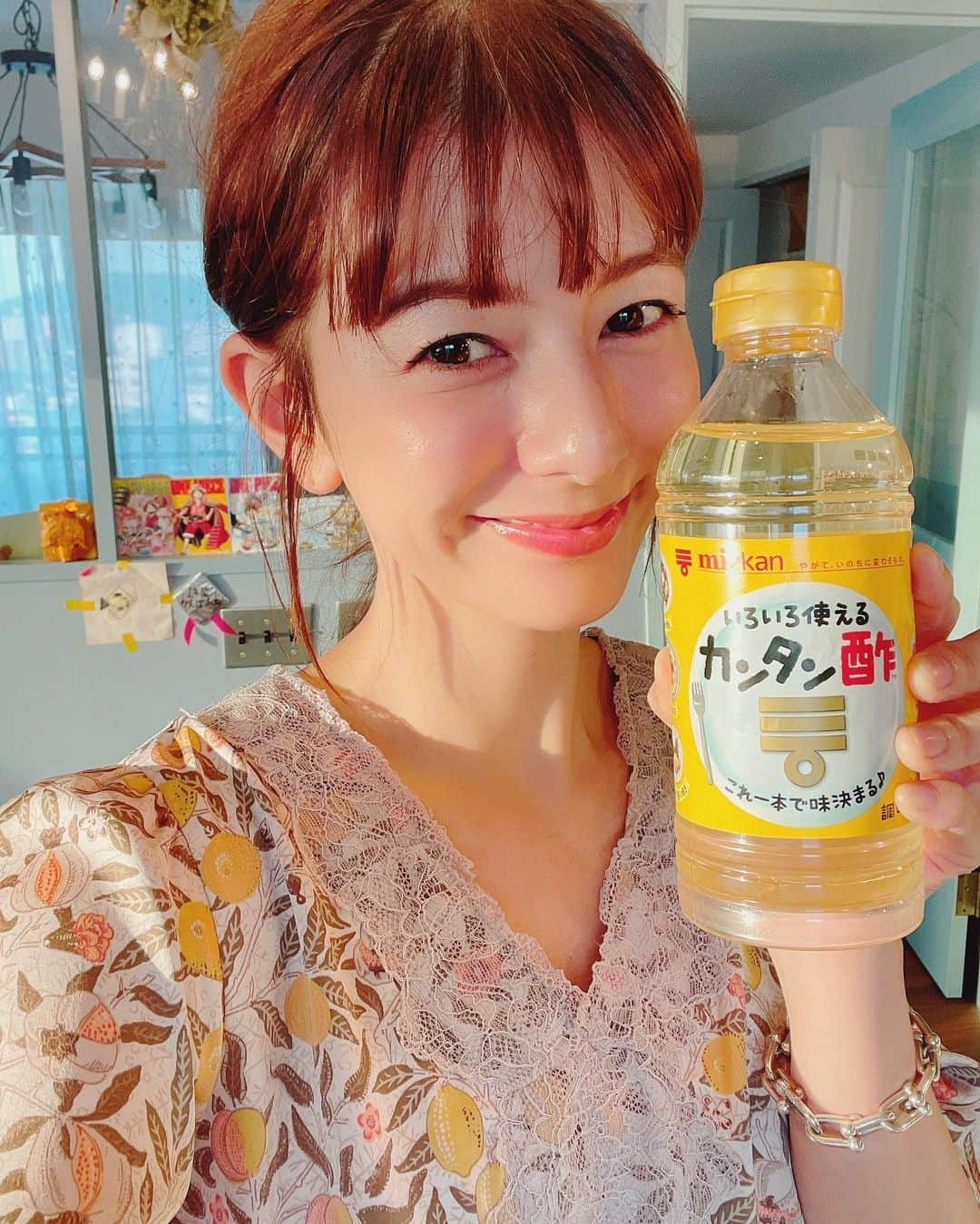 スザンヌさんのインスタグラム写真 - (スザンヌInstagram)「我が家のなくてはならない万能調味料No. 1🚩の #カンタン酢  @kantansu_recipe   春雨サラダや酢の物はもちろん 照り焼きにもなんでも大活躍してくれてないと#スザ飯  困るからストックもかかさない🫶  そんな大好きな#カンタン酢 の 九州、沖縄で流れるCMに出演させて頂くことになりました🥳嬉。 なんとしあわせな。ありがたやぁ 最後に載せてます🎥  今日はCMの中でも、家でもよく作っている、彩りフレッシュピクルスをご紹介🫶めためた簡単〜  １きゅうりは４ｃｍ長さで縦４等分に切り、にんじんは短冊切り、たまねぎ、パプリカは５ｍｍ幅に切る。  ２ジッパー付き保存袋に１の野菜を入れ、「カンタン酢」を注いで、空気を抜いてジッパーをしめ、よくもんで３０分ほど漬ける。  シャキシャキ感があり、サラダ感覚で食べられるピクルスです。  冷蔵庫でそのまま保存すれば1週間ほどもつので（たくさん作ってもパクパク食べて３日くらいでなくなっちゃうけど🤤） お野菜シャキシャキおいしくとれて、 これからの季節もさっぱり食べられて 調味料これだけで本当簡単美味しくておすすめだよ☺️お肉焼いた時の付け合わせにも🙆‍♀️  #きゅうり #にんじん #カンタン酢 #カンタン酢レシピ #カンタン酢ピクルス」5月15日 18時22分 - suzanneeee1028