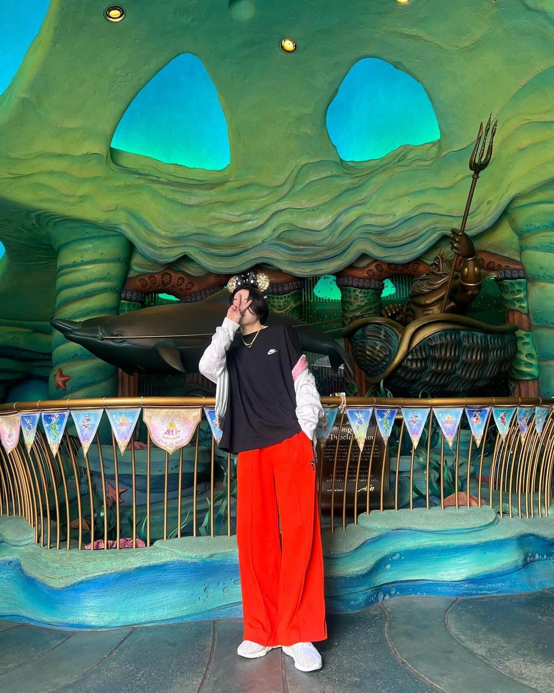 原田夕季叶のインスタグラム：「🏰Disney🏰  Sweat : @nike × @peaceminusonedotcom  Pants : @amiparis × @puma   #nike  #peaceminusone  #amiparis  #puma  #04  #ディズニー  #ディズニーシー  #disney  #disneysea  #今宵のゆきと」