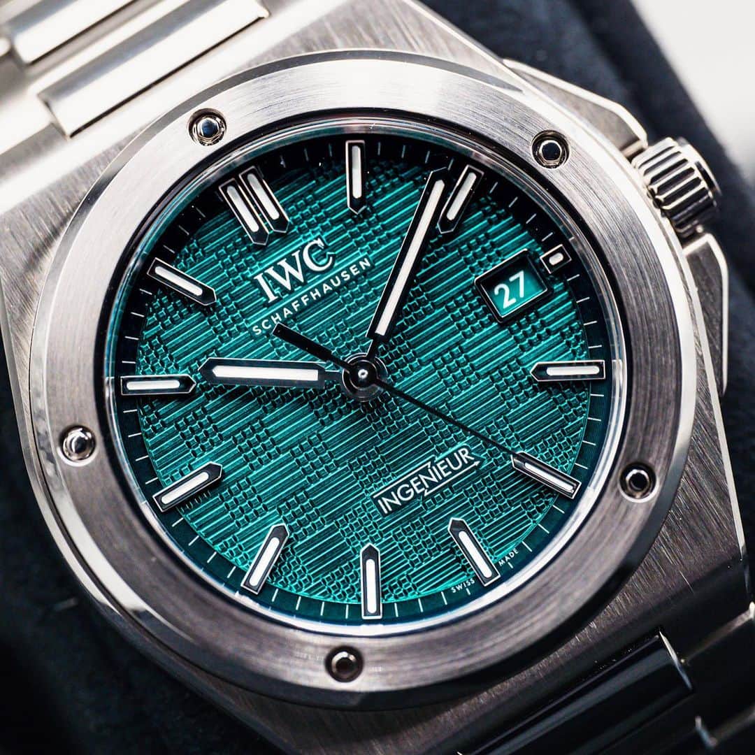 Daily Watchさんのインスタグラム写真 - (Daily WatchInstagram)「Up close with @iwcwatches recent Ingenieur Automatic 40, which relates closely to Gerald Genta’s original 1970’s design. Shown here with the mesmerizing green dial.. #iwcingenieur #iwcwatches」5月15日 18時29分 - dailywatch