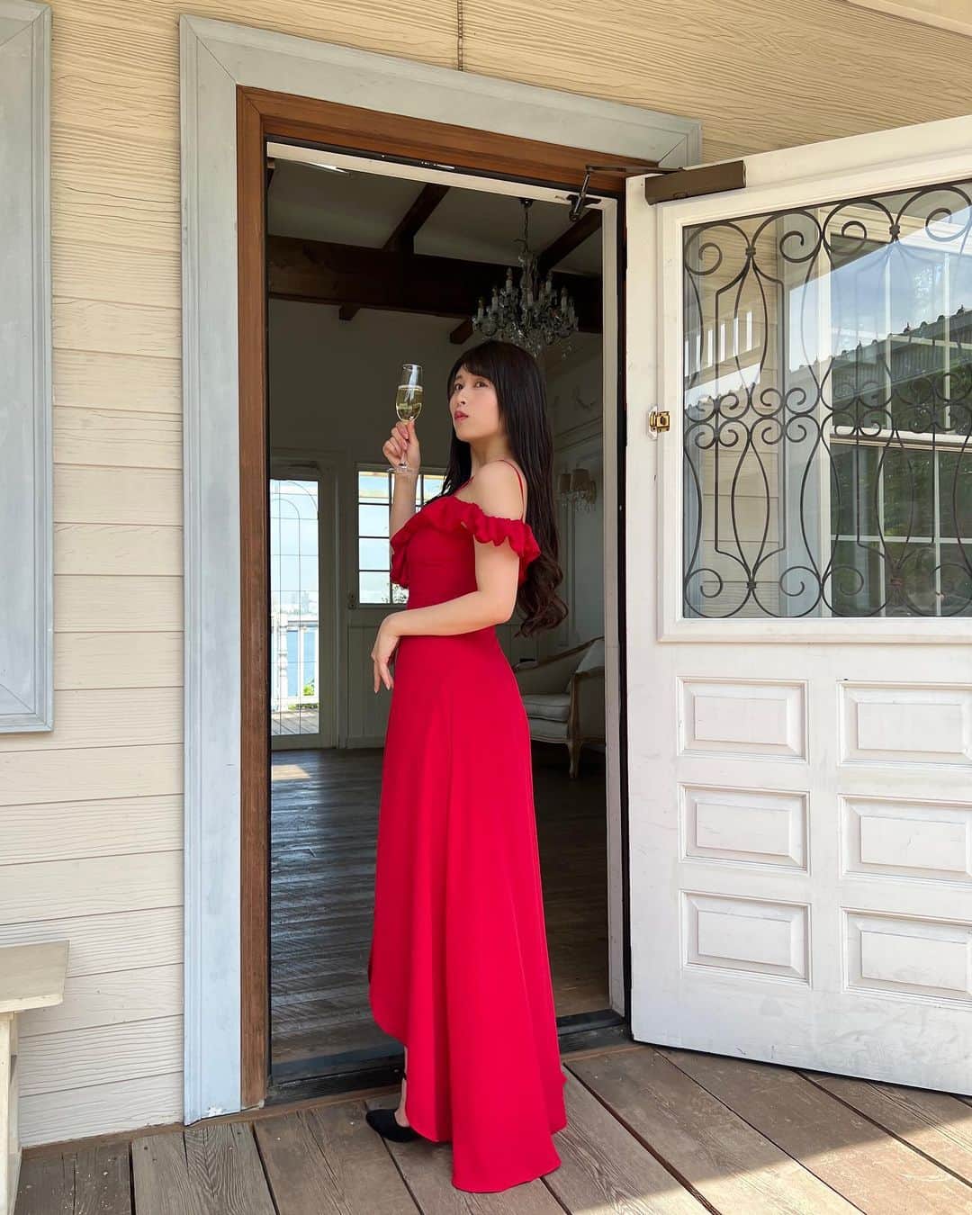 ちとせよしののインスタグラム：「明日発売の週刊spaさんに撮り下ろし4P載ってます🫢♡ ぜひGETしてください🫶🏻  全部で3衣装！初のドレス公開しときます(*￣ω￣) なんかお姉さん～💄✨  #グラビア #週刊spa #ちとせよしの #gravure #dress」