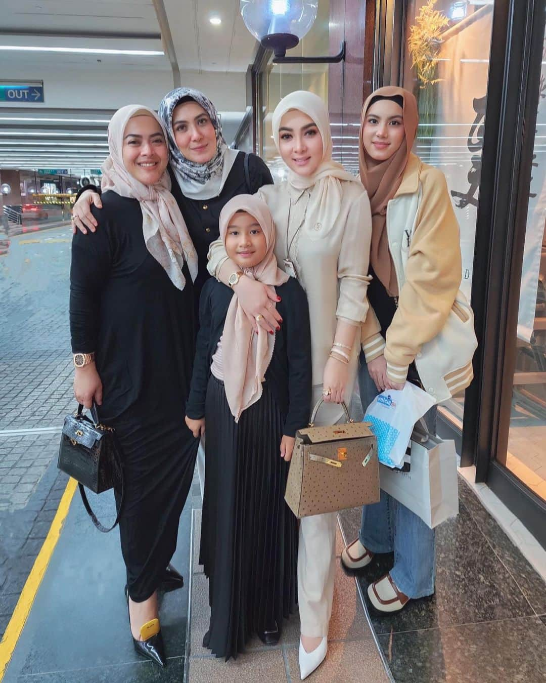 Syahriniのインスタグラム：「•  ~ Family Well Spent ~  _______________________ ~𝓢𝓨𝓡~ _____________________  #PrincesSyahrini #Singapore_May2023」