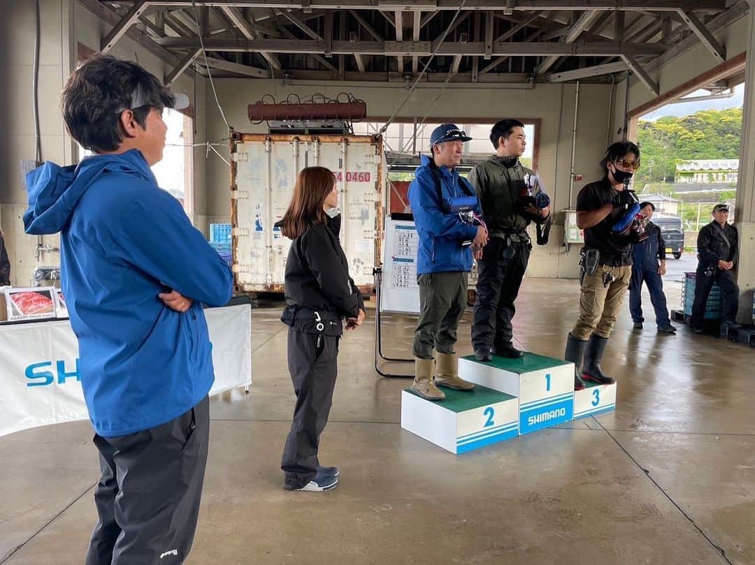 伊賀愛優菜さんのインスタグラム写真 - (伊賀愛優菜Instagram)「･ 昨日は 「2023 SHIMANO  OCEA JIGGING CUPin丹後」でした！ ･ 今回わたしは、カメラマン＆スタッフ🎣 としてブルーウォーターさんに乗船！🌊 ･ 船長さんと、一緒に乗船された方々も とても優しくて面白い方ばかりでした！ ･ 皆さんの真剣に釣りをしている姿を 最後まで見られて幸せでしたっ😊✨️ ･ そして入賞された方々おめでとうございます🏆 ･ また、参加してくださった方々、船長さん、 スタッフの皆さん、ゲストの方々 本当にありがとうございました！🙇‍♂️ ･ #shimano #丹後 #丹後ジャーク #ジギング #oceajiggingcup #釣りガール #大会 #23オシア丹後 #丹後ジギング #鰤 #アルバトロス #アングラーズ #ヴィーナス #オーシャンズ #シーマン #勝丸 #ファルコン #ブルーウォーター #ラスター」5月15日 18時33分 - ayugram_125