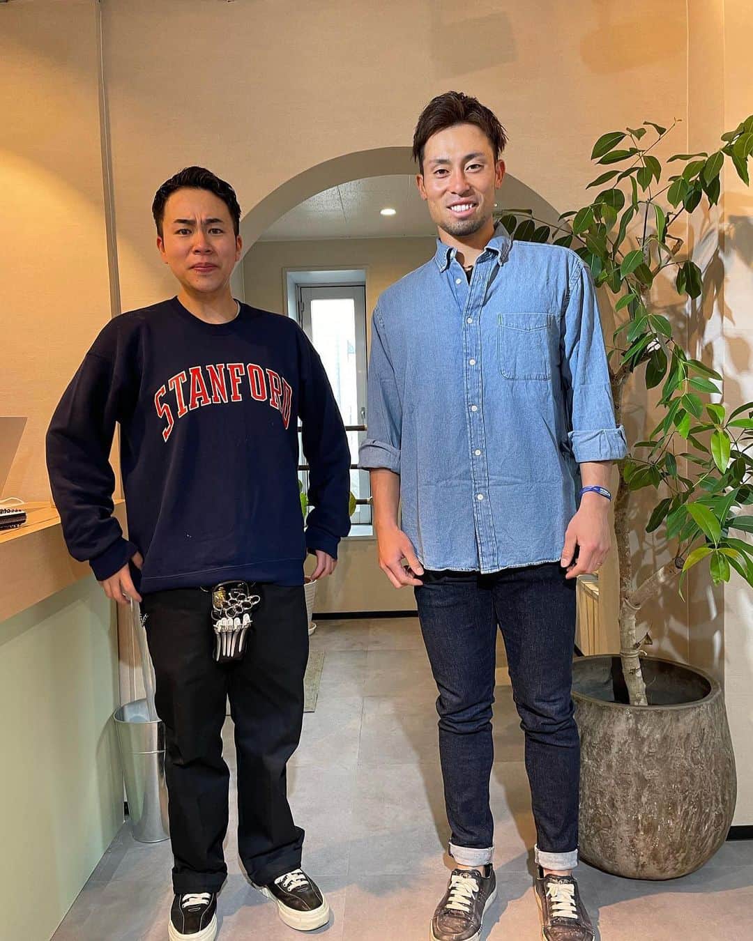 江越大賀のインスタグラム：「髪切ってきました❗️ ヒーローユニフォームが似合う髪型にしてもらいました💪 ...知らんけど😆  ヒーローになれるように頑張ります❗️  坂本さんありがとう😊 @une_skmt.syo   #たまには打ちます #江越大賀 #北海道日本ハムファイターズ #新庄監督デザインユニフォーム #ヒーロー #エスコンフィールド北海道」