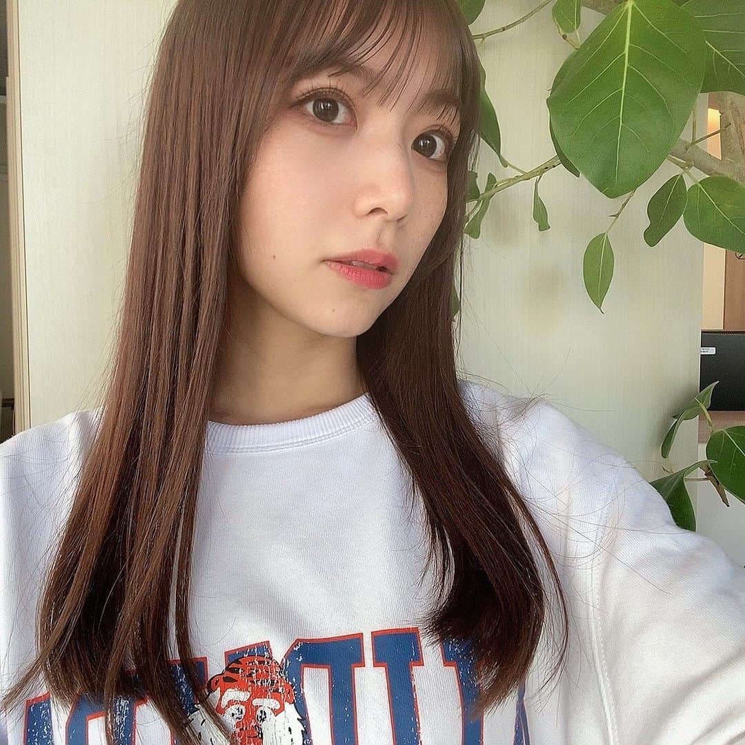 北野日奈子のインスタグラム：「🦤🤎 髪の毛を15センチ切って、明るくしたよ〜ぅ 鏡で見る自分が新鮮でいい感じです🫧いつもいつも中野さんに可愛くしてもらえて、おまけにたくさん笑って癒されて感謝でいっぱいです😭！ #初めてのブリーチ #毎日髪色変わる #ボブにしたくなる」