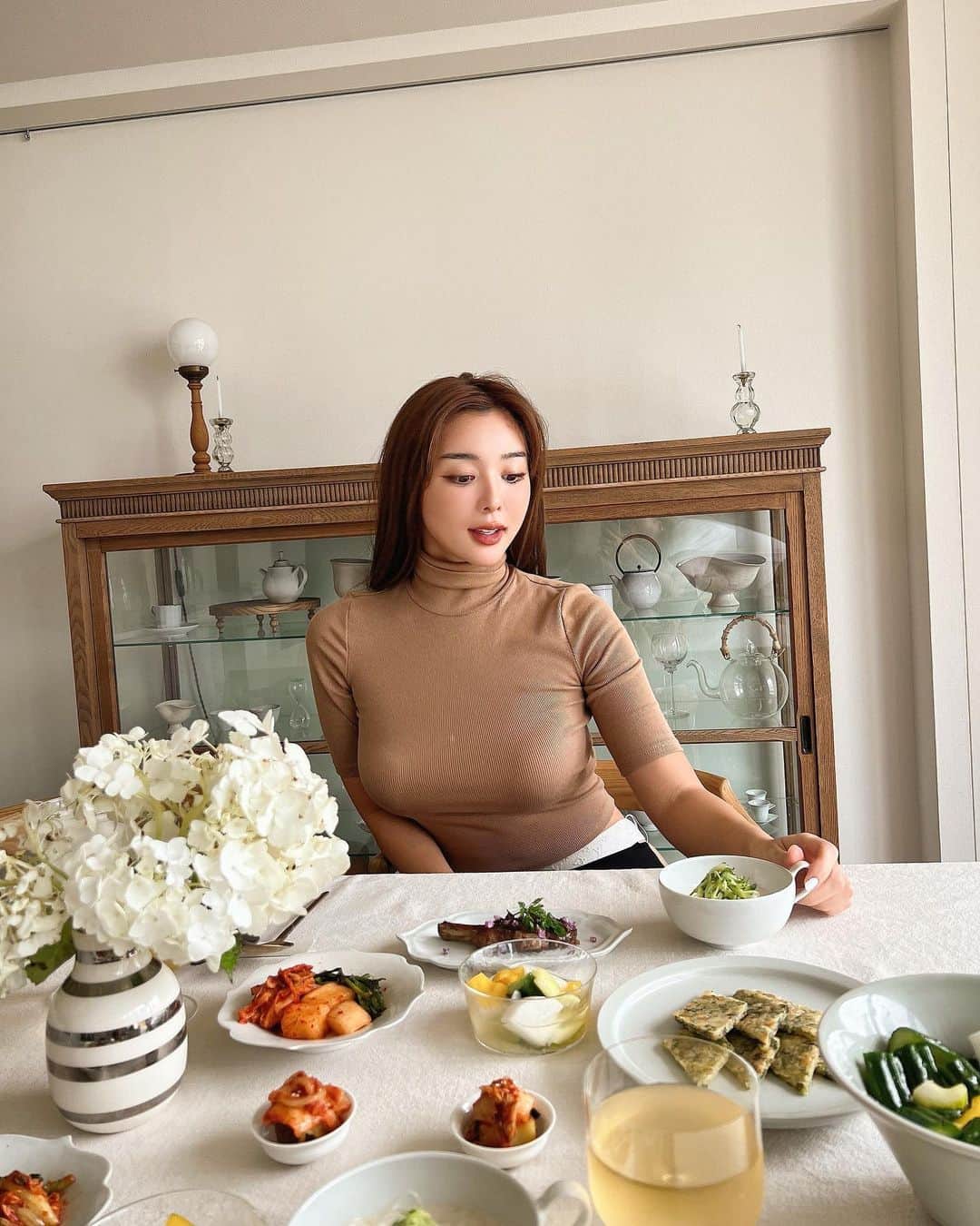 濱野りれのインスタグラム：「今日のお料理教室🪻 韓国料理を初めて作りました！ ☀︎ラムチョップのソテー ☀︎夏野菜の水キムチ ☀︎エゴマとアサリの夏チヂミ ☀︎コングクスときゅうりナムル  ラムチョップニンニクたっぷりで美味しかった〜😍お家でもすぐ作ってみるーっ🫰🫰  Cooking class today It was my first time cooking korean food! Learning new things is so much fun isn't it?  #cooking #cookingclass #cookingschool #koreanfood #koreanfoods #料理 #料理教室 #韓国料理 #ラムチョップ」