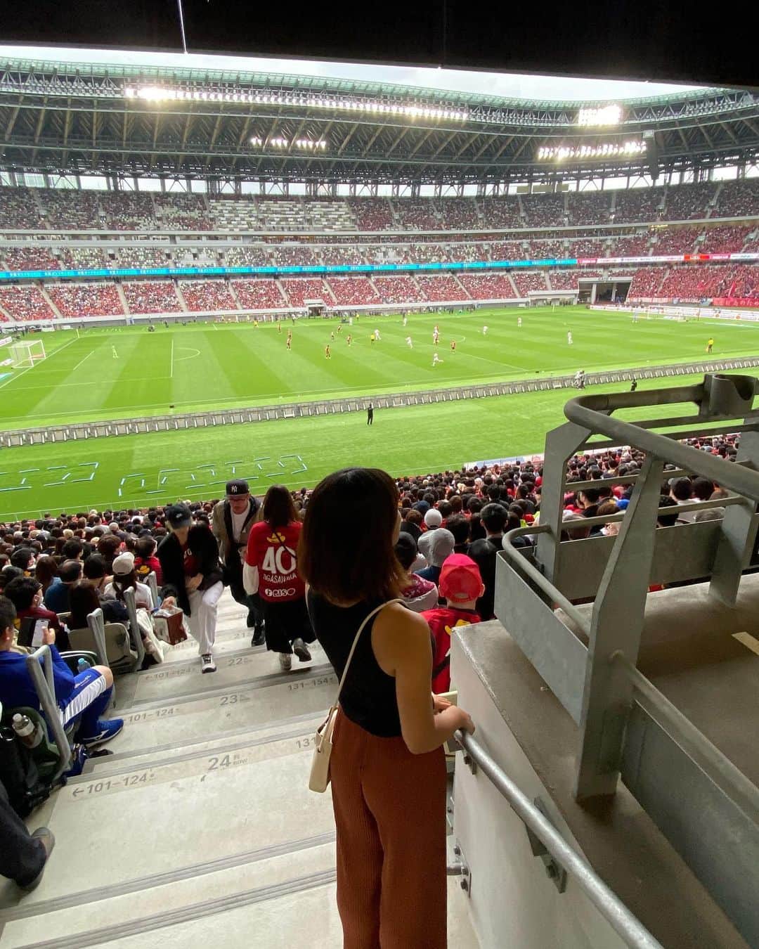 Kamada Sakurakoのインスタグラム：「⚽️  だいすきなサッカー観戦へ⚽️ 人生初の国立競技場✨  めちゃくちゃあがった。 エネルギーがすごい  選手、サポーターのみなさん あの一体感 に感動した  勝利後の🍺も たまらなく最高だった。  素敵なご縁にありがとう  #鹿島アントラーズ  #国立競技場 #サッカー観戦 #jリーグ30周年記念マッチ」