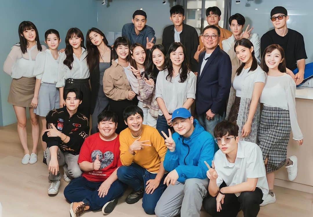 茉晶のインスタグラム：「最近加入《機智職場生活》劇組了🎬  五月份開啟了忙碌的拍戲生活，還記得上一次拍戲是2017年時，真的沒想到自己可以再一次拍戲。  很特別又新鮮的體驗。  今年已經30歲了，每次看著鏡子中逐漸衰老的容顏，卻還是告訴自己想為了夢想再努力一次。  人生已經過了三分之一，很想留下些什麼⋯⋯也是自己存在過的證明。  不是科班出生的我，在公司的安排之下，上了兩期表演課，現在也希望自己可以從實戰當中磨練演技🥺  謝謝公司給予的機會  #機智職場生活」