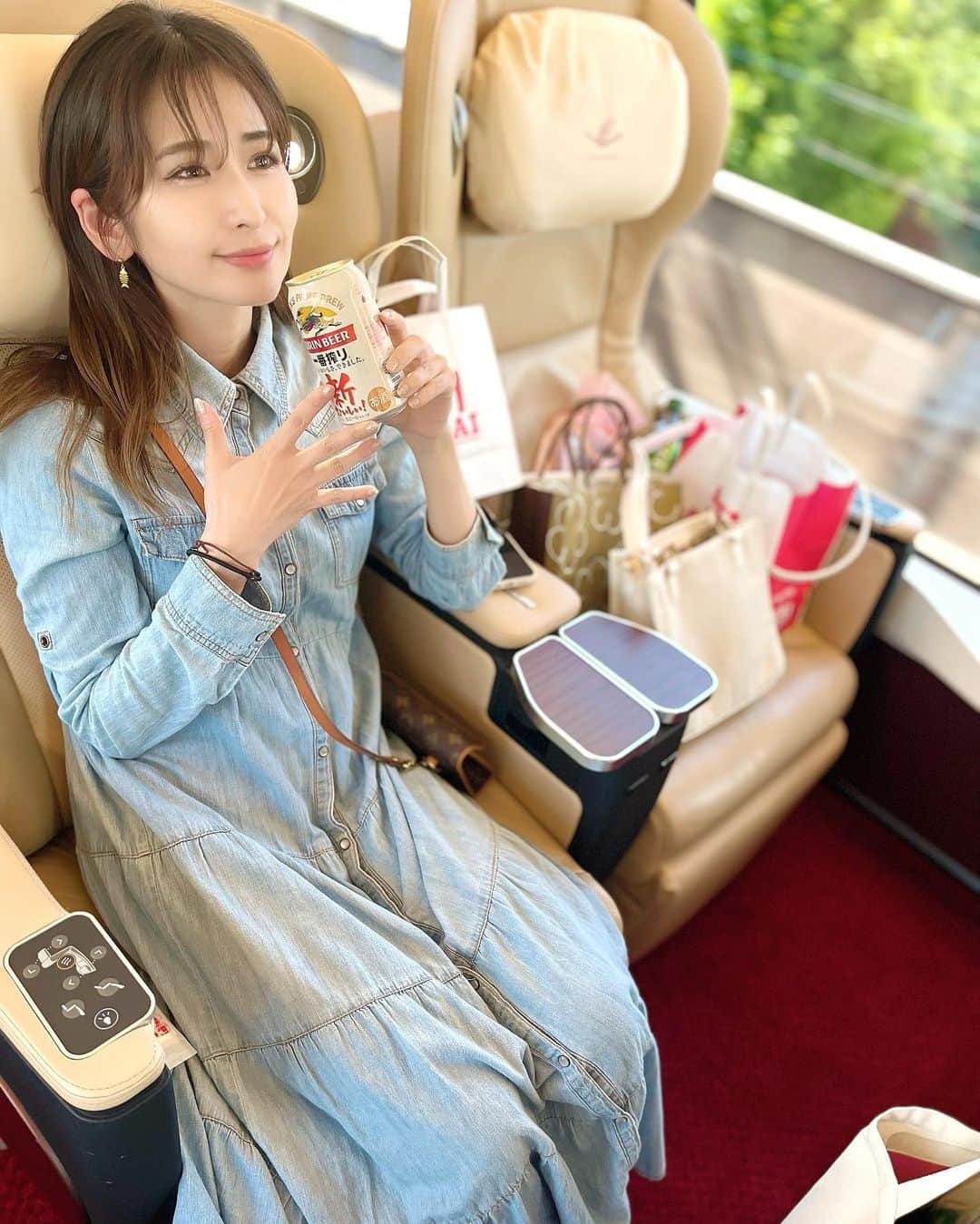 有馬綾香のインスタグラム：「ママのご要望で急遽弾丸大阪日帰り旅行🚝  初めて #近鉄特急ひのとり #プレミアムシート に乗りました😇  快適過ぎるし何より壁がほぼ窓で景色がどこまでも広がって見えて最高でした😭💕  プレミアムシートを取る際は1番前の席をオススメします！ 運転席の真後ろで目の前全部景色なので！！ 私は今回2列目だったけどそれでも視界最高でした！ とにかく前例！これ重要！  また大阪での神社お寺巡りも載せよっと😌」