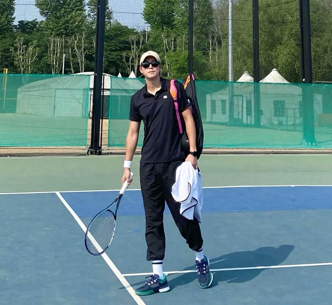 シン・ジフンのインスタグラム：「매일 테니스 치고싶은 남자 🎾  저좀 불러주세요 🫶  #테니스 #tennis #내일은위닝샷」