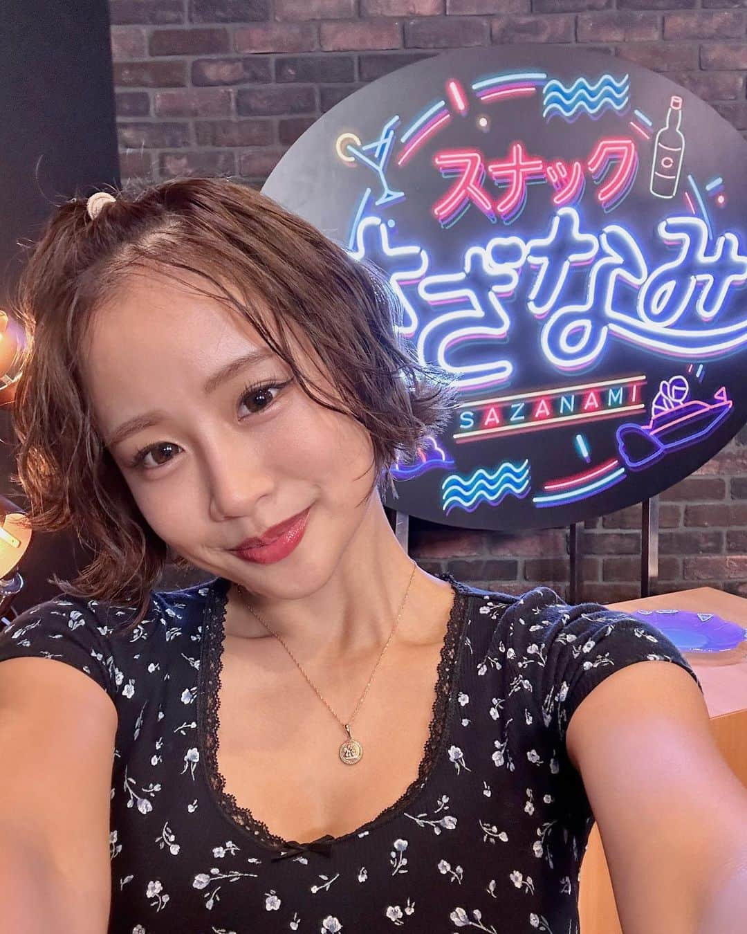 田辺莉咲子さんのインスタグラム写真 - (田辺莉咲子Instagram)「abemaTV スナックさざなみ#2 出演させて頂きました🎵💜 生放送でしたがアーカイブ(無料) あるので見逃した方は是非見てください‼︎✨ とーっても楽しかったです！ ありがとうございました😊  そして母の日は家族にギフトカードを贈りました🪻写真はおばあちゃん👵🏼  お気に入りのデニムを見に行ったり、最近の素敵なランチ会やカフェの時間も☕️💕 . #abematv #スナックさざなみ #ボートレース #ボートレース予想」5月15日 19時03分 - risako_tanabe