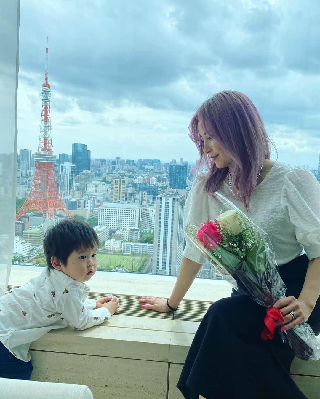 のインスタグラム：「Happy Mother’s Day to you~😗 (Original Song made by Jewelie lol)  #母の日ソング #作詞作曲ジュエリ #笑」
