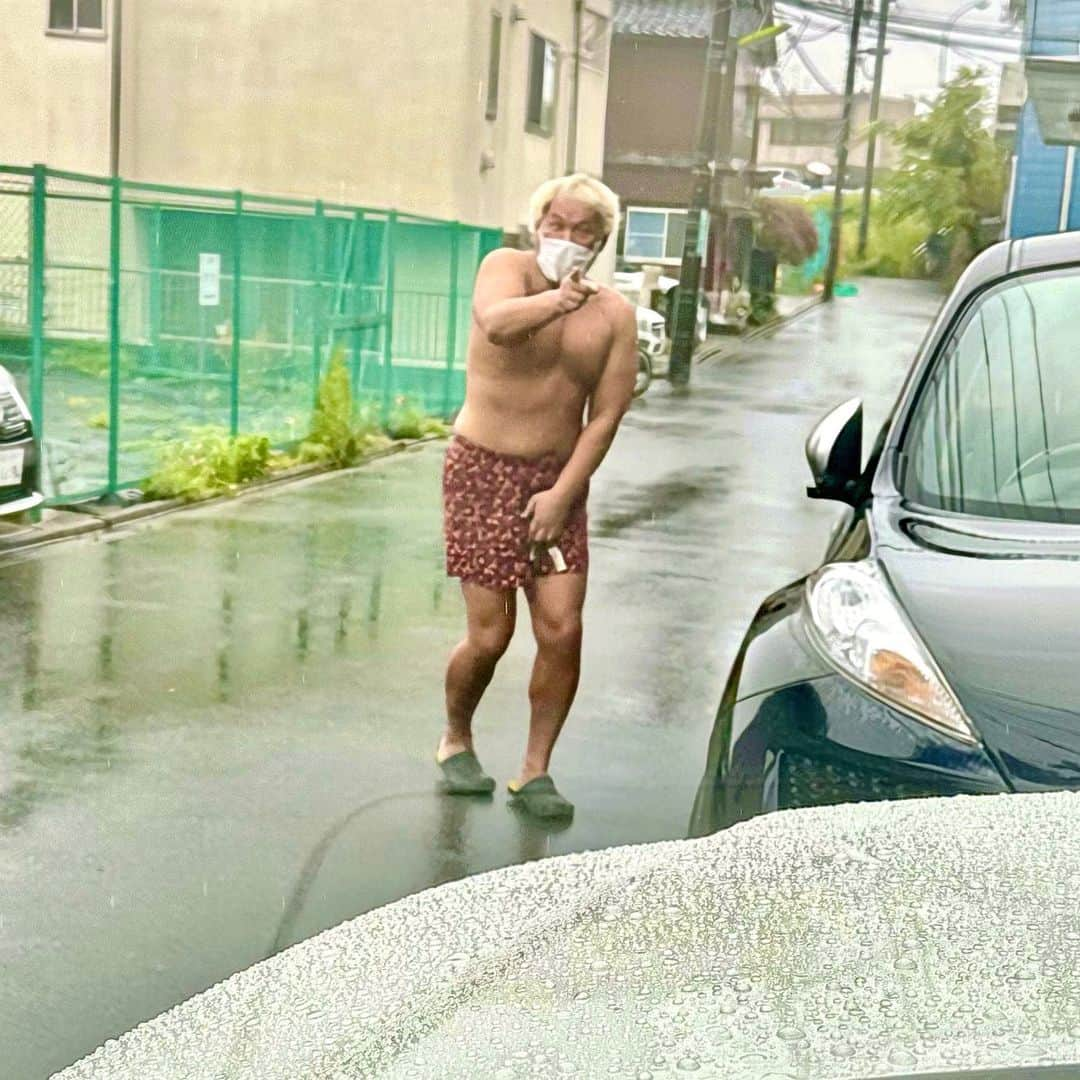 タイガーマスクさんのインスタグラム写真 - (タイガーマスクInstagram)「少し涼しく、小雨降る朝8時の道場。 突然眼の前に現れた、上半身裸の男❗️ 😱ウォ〜、へ、へんた… と、と、刀義さんじゃ、あ〜りませんか😧 実は今日の朝、道場で車を少し移動してもらおうと真壁君に伝えたら、合宿所から何故かこんな姿で出てきた…🤣 激撮‼️ 「ちょっと、撮らないでよ〜❗️」  刀義さん、これは撮りますよ🤣 #タイガーマスク #tigermask #njpw #真壁刀義 #爆笑」5月15日 18時55分 - tigermask.njpw_official