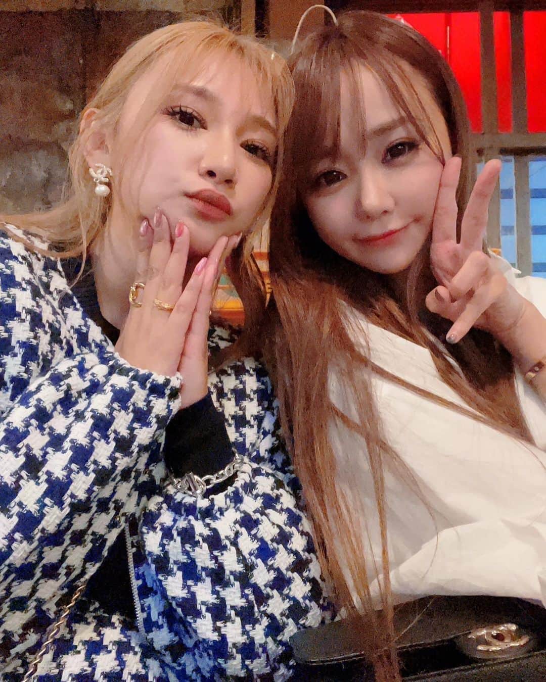新井ニーニャのインスタグラム：「. もうね、親友は しばらく会ってなくても 最高なんよ…🥹🫶❤️  7月楽しみ…🥹💕  #牡蠣食べてシーシャバー行って #最後はラーメン  #親友 #親友とデート #女子会 #タバコ吸わないからシーシャで顔筋肉痛になった」