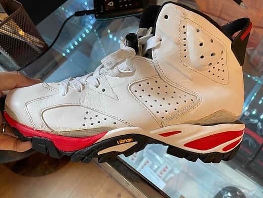 Sneaker At Randomのインスタグラム：「オールソール交換　一体型ビブラム  元のソールを全て取り外し、ミッドソールとアウトソールが一体型となったビブラムに交換する方法です。  ミッドソールにペイントを加え元の雰囲気に近付けることも可能です。  アトランダム通販サイトでも販売しております。  #sneakeratrandom#スニーカーアトランダム#junkyard#ジャンクヤード#sneaker#スニーカー#スニーカー修理#スニーカーカスタム#市川#本八幡#梅田#阪神梅田本店#高円寺#angeluspaint#アンジェラスペイント#arata#アラタ#vibram#ビブラム」