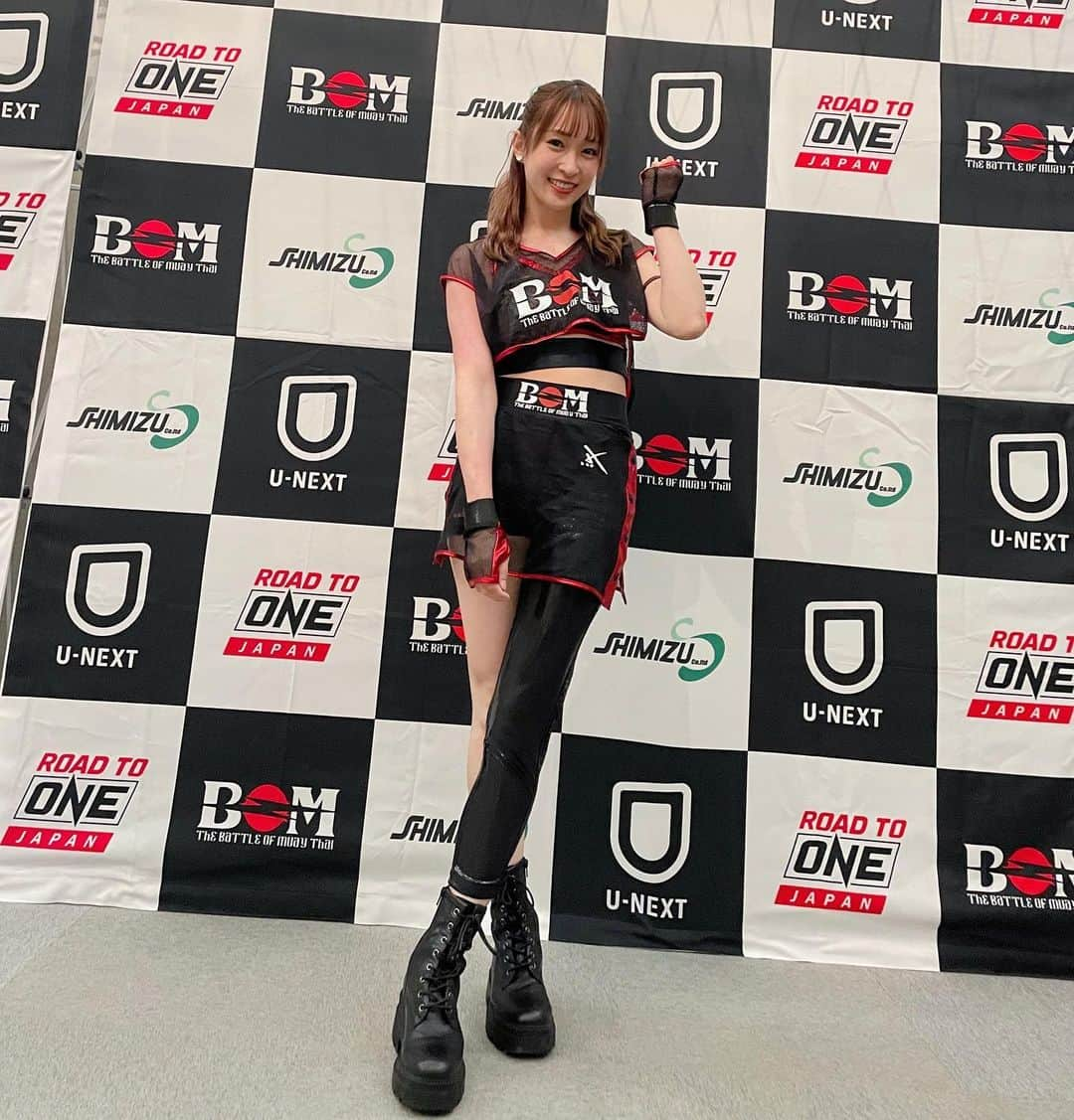 双葉のインスタグラム：「ㅤㅤㅤㅤ 5月14日アクロス福岡にて開催されたBOM40のラウンドガールを務めさせていただきました❤️‍🔥 今回もMizukiちゃんと🪄💙 何回もリングに立ってるけど笑顔のつもりが毎回緊張して顔こわばってるのでもっと笑顔意識したいと思っております🫢 選手皆さん、スタッフの皆さん、そして応援に駆けつけた皆さんお疲れ様でした🥊✨ #chaosundergroundzealot #chu_z #waltetto #BOM #muaythai #ムエタイ #ラウンドガール #foryou #japan #japanese #格闘技 #wt1015赤羽renyワンマン」