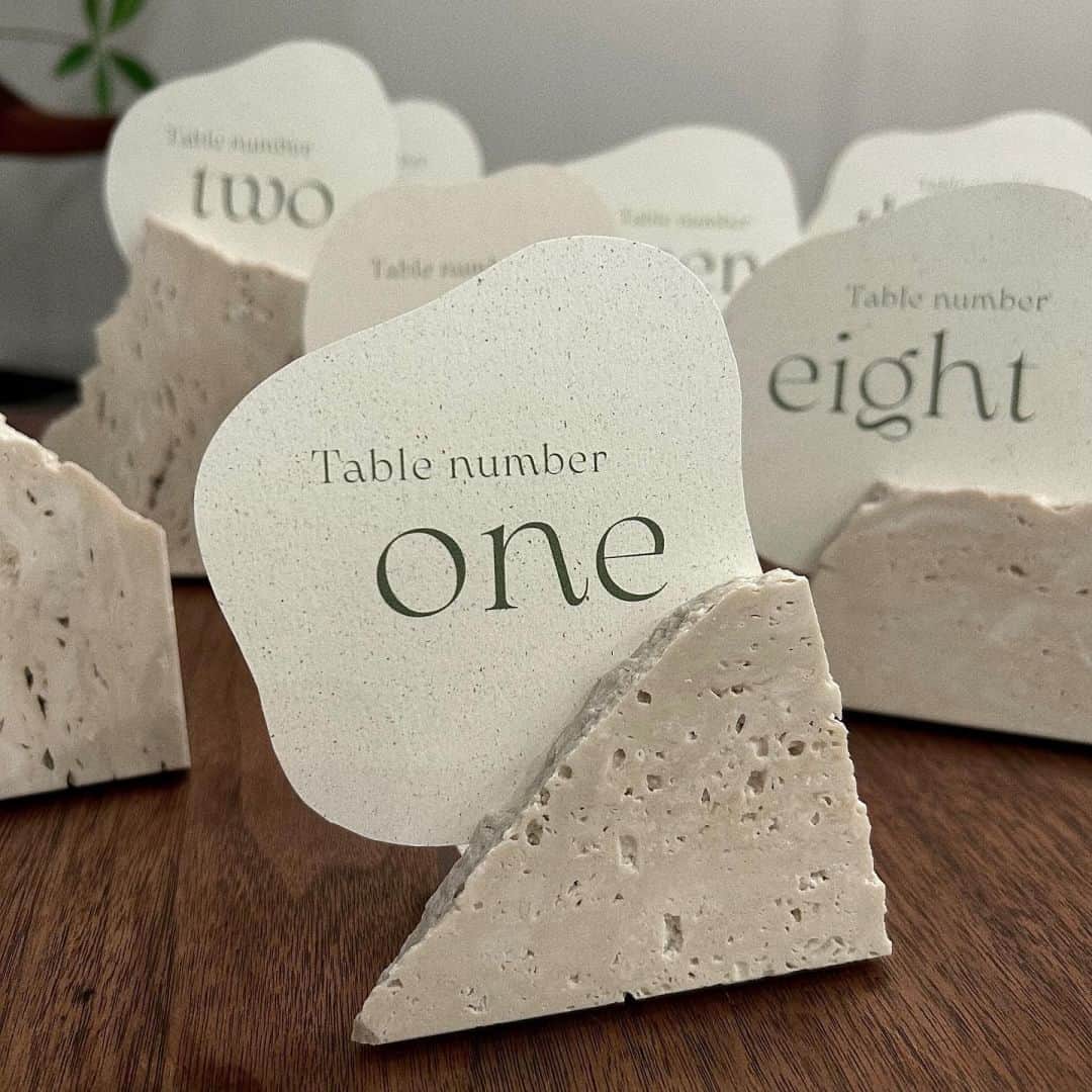 みんなのウェディングさんのインスタグラム写真 - (みんなのウェディングInstagram)「. . ˗ˏˋ Table Number...♥ ˎˊ˗ . こんばんは🌙みんなのウェディングです☺️ ⁡ 本日は、ゲストテーブルをもっと華やかに！ #テーブルナンバー DIYアイデア8選をお届け♥  ぜひ #ゲストテーブルコーディネート の参考にご覧ください◎  ⁡♡-----Special Thanks-----♡ @mayuko_wd_ さま @y_wd1112 さま @mnm_wedding_ さま @maki_____wd さま @mahowedding19 さま @summerfruits_wd さま @wd____m さま @kumakuma1154 さま  -------------------------------------------- 🌷結婚式準備に役立つ情報を更新中 　@minnano_wedding 🔗をcheck🕊️ ・ 🌷結婚式準備のお悩みや式場＆ドレスの予約相談は 《みんなのウェディング相談デスク》へ🕊️ ・ 🌷結婚式場の口コミ・本物の費用明細は 《みんなのウェディング》結婚式場検索へ🕊️ --------------------------------------------  #テーブルナンバーDIY  #ゲストテーブル #ゲストテーブル装飾 #装花コーディネート #会場装飾　 #流しテーブル #装花 #席札 #席札diy #プロフィールブック手作り #ペーパーアイテムdiy #ペーパーアイテム #ペーパーアイテム手作り #Ourlovestory #メニュー表手作り #メニュー表diy #花嫁diy #プレ花嫁diy #結婚式diy #2023夏婚 #2023秋婚 #2023春婚 #2023冬婚 #結婚式準備 #プレ花嫁」5月15日 19時00分 - minnano_wedding