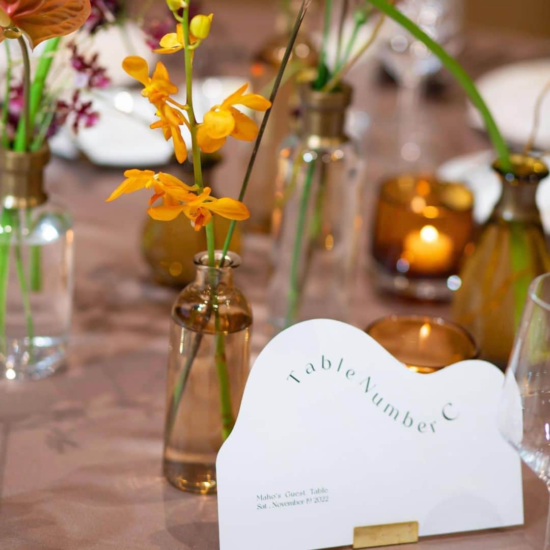 みんなのウェディングさんのインスタグラム写真 - (みんなのウェディングInstagram)「. . ˗ˏˋ Table Number...♥ ˎˊ˗ . こんばんは🌙みんなのウェディングです☺️ ⁡ 本日は、ゲストテーブルをもっと華やかに！ #テーブルナンバー DIYアイデア8選をお届け♥  ぜひ #ゲストテーブルコーディネート の参考にご覧ください◎  ⁡♡-----Special Thanks-----♡ @mayuko_wd_ さま @y_wd1112 さま @mnm_wedding_ さま @maki_____wd さま @mahowedding19 さま @summerfruits_wd さま @wd____m さま @kumakuma1154 さま  -------------------------------------------- 🌷結婚式準備に役立つ情報を更新中 　@minnano_wedding 🔗をcheck🕊️ ・ 🌷結婚式準備のお悩みや式場＆ドレスの予約相談は 《みんなのウェディング相談デスク》へ🕊️ ・ 🌷結婚式場の口コミ・本物の費用明細は 《みんなのウェディング》結婚式場検索へ🕊️ --------------------------------------------  #テーブルナンバーDIY  #ゲストテーブル #ゲストテーブル装飾 #装花コーディネート #会場装飾　 #流しテーブル #装花 #席札 #席札diy #プロフィールブック手作り #ペーパーアイテムdiy #ペーパーアイテム #ペーパーアイテム手作り #Ourlovestory #メニュー表手作り #メニュー表diy #花嫁diy #プレ花嫁diy #結婚式diy #2023夏婚 #2023秋婚 #2023春婚 #2023冬婚 #結婚式準備 #プレ花嫁」5月15日 19時00分 - minnano_wedding