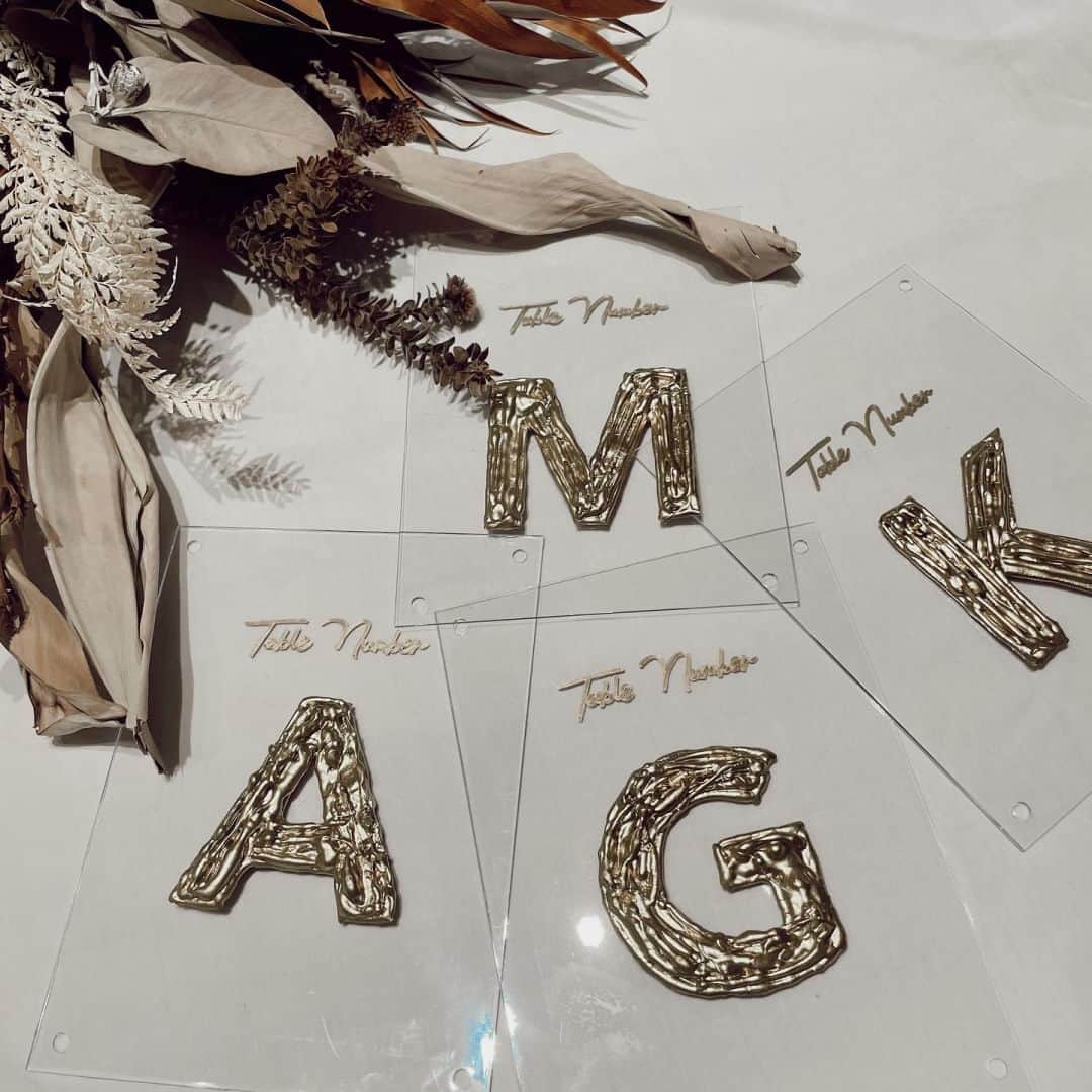 みんなのウェディングさんのインスタグラム写真 - (みんなのウェディングInstagram)「. . ˗ˏˋ Table Number...♥ ˎˊ˗ . こんばんは🌙みんなのウェディングです☺️ ⁡ 本日は、ゲストテーブルをもっと華やかに！ #テーブルナンバー DIYアイデア8選をお届け♥  ぜひ #ゲストテーブルコーディネート の参考にご覧ください◎  ⁡♡-----Special Thanks-----♡ @mayuko_wd_ さま @y_wd1112 さま @mnm_wedding_ さま @maki_____wd さま @mahowedding19 さま @summerfruits_wd さま @wd____m さま @kumakuma1154 さま  -------------------------------------------- 🌷結婚式準備に役立つ情報を更新中 　@minnano_wedding 🔗をcheck🕊️ ・ 🌷結婚式準備のお悩みや式場＆ドレスの予約相談は 《みんなのウェディング相談デスク》へ🕊️ ・ 🌷結婚式場の口コミ・本物の費用明細は 《みんなのウェディング》結婚式場検索へ🕊️ --------------------------------------------  #テーブルナンバーDIY  #ゲストテーブル #ゲストテーブル装飾 #装花コーディネート #会場装飾　 #流しテーブル #装花 #席札 #席札diy #プロフィールブック手作り #ペーパーアイテムdiy #ペーパーアイテム #ペーパーアイテム手作り #Ourlovestory #メニュー表手作り #メニュー表diy #花嫁diy #プレ花嫁diy #結婚式diy #2023夏婚 #2023秋婚 #2023春婚 #2023冬婚 #結婚式準備 #プレ花嫁」5月15日 19時00分 - minnano_wedding