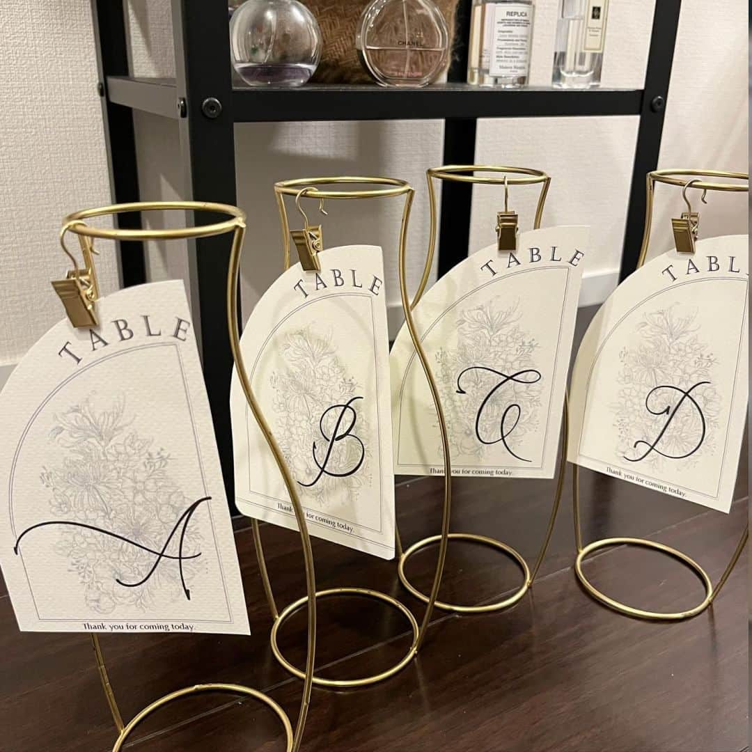 みんなのウェディングさんのインスタグラム写真 - (みんなのウェディングInstagram)「. . ˗ˏˋ Table Number...♥ ˎˊ˗ . こんばんは🌙みんなのウェディングです☺️ ⁡ 本日は、ゲストテーブルをもっと華やかに！ #テーブルナンバー DIYアイデア8選をお届け♥  ぜひ #ゲストテーブルコーディネート の参考にご覧ください◎  ⁡♡-----Special Thanks-----♡ @mayuko_wd_ さま @y_wd1112 さま @mnm_wedding_ さま @maki_____wd さま @mahowedding19 さま @summerfruits_wd さま @wd____m さま @kumakuma1154 さま  -------------------------------------------- 🌷結婚式準備に役立つ情報を更新中 　@minnano_wedding 🔗をcheck🕊️ ・ 🌷結婚式準備のお悩みや式場＆ドレスの予約相談は 《みんなのウェディング相談デスク》へ🕊️ ・ 🌷結婚式場の口コミ・本物の費用明細は 《みんなのウェディング》結婚式場検索へ🕊️ --------------------------------------------  #テーブルナンバーDIY  #ゲストテーブル #ゲストテーブル装飾 #装花コーディネート #会場装飾　 #流しテーブル #装花 #席札 #席札diy #プロフィールブック手作り #ペーパーアイテムdiy #ペーパーアイテム #ペーパーアイテム手作り #Ourlovestory #メニュー表手作り #メニュー表diy #花嫁diy #プレ花嫁diy #結婚式diy #2023夏婚 #2023秋婚 #2023春婚 #2023冬婚 #結婚式準備 #プレ花嫁」5月15日 19時00分 - minnano_wedding