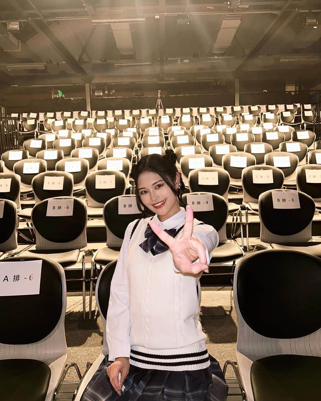 小山美玲さんのインスタグラム写真 - (小山美玲Instagram)「* 這次的公演，我宣布了將從AKB48TeamTP畢業的消息 很突然吧～ 說實話我也還沒有實感😂 我真的一直非常非常猶豫直到最後 我進了兩次選拔，也曾覺得自己還有很多成長空間，好幾個瞬間讓我覺得可以繼續當偶像 但是其實心中一直有一個夢想，就是要在日本當女演員 我不想留下任何遺憾與後悔，所以我決定畢業 我會在畢業的時候再和大家分享我在TP的回憶  最後，我在公演也有說到，我目前的規劃是先回日本 還沒有確定回去的時間，但我想應該會是在今年內回去🥲 我真的非常喜歡台灣，也喜歡周圍的人和這裡的環境，所以我也有想要留下的想法，總之希望在所剩的時間裡，我想和大家一起創造更多更多美好的回憶🌟 直到最後一刻都還請多多關照！！謝謝大家我愛你們😍 * * 今回の公演でAKB48TeamTPを卒業する事を発表させていただきました。 突然すぎて実感湧かないですよね😂 正直言うと最後の最後まで続けるかどうか沢山迷いました。 二度も選抜に入らさせていただき、私にはこれから伸び代があるんじゃないかと思い、アイドルを続けようかなと思った時もありました。  でも心の中に自分は日本で女優をしたいという夢があり、後悔したくないので卒業をすることに決めました！ ここでの思い出などは、また卒業を迎える日に話したいです  最後に、公演では話しましたが今の所卒業後は日本に帰る予定です。 いつかは決めてないですが予定では今年中になるかと思います。 台湾が大好きで、周りのみんなも環境も大好きだから、残りたい気持ちもあります🥲（何かのきっかけで残ることもあるかな…？😂） でも決めたことなので、残りの期間はみんなと沢山いい思い出を作りたいです。 最後まで見守ってくれると嬉しいです！🌟  #akb48teamtp  #謝謝大家」5月15日 19時00分 - mirei_62888