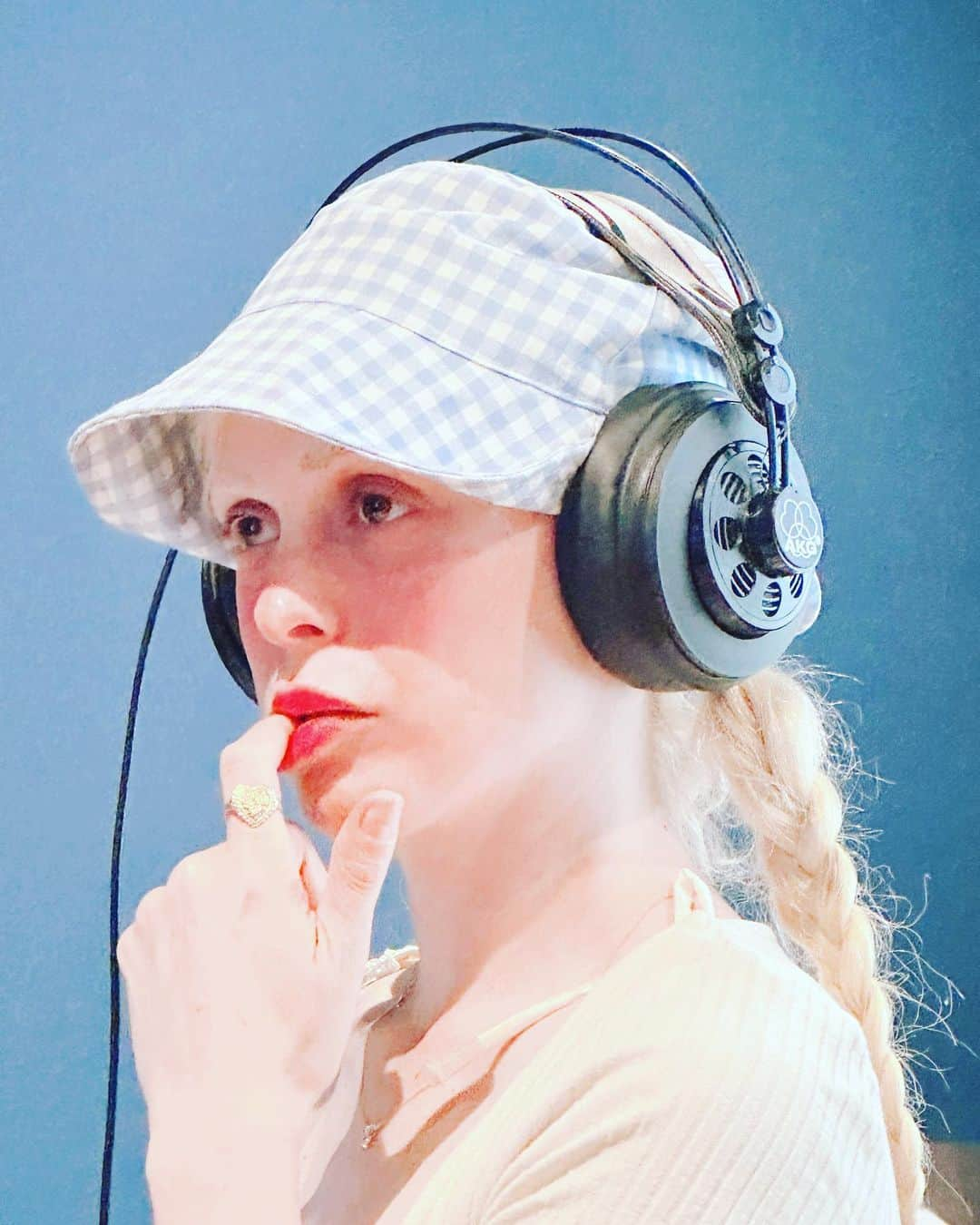 ペティート・メラーのインスタグラム：「Moi by @rambaruch recording writing the new Ad for @super_pharm avec @noifeldshmulik @avibelleli et @roinoifeld 💙」