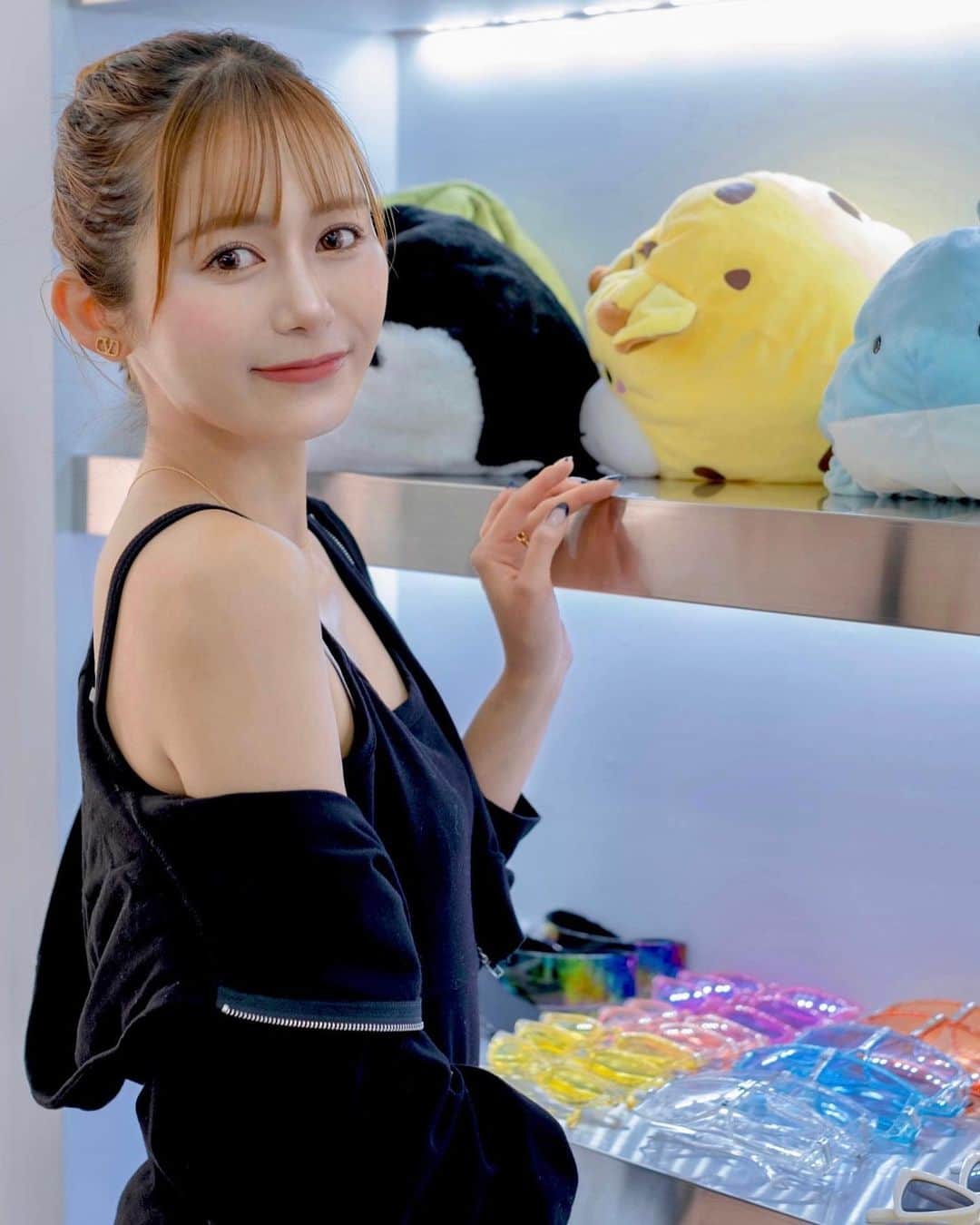 後藤佑紀のインスタグラム：「いつもお世話になっている @yagbeauty_official 渋谷院で 脱脂(目の下のクマ取り)をして1ヶ月が経ちました🧸  施術3日目くらいからほとんど腫れは気にならなかったからダウンタイムはほぼなしの認識だったんだけど (個人差あり)1ヶ月経ってお化粧の時に コンシーラーで隠さなくていいことに毎朝歓喜してる🥹 2枚目のビフォーアフターが分かりやすいです😌  そしてわたしのInstagramを見たで初診の方通常料金￥330,000→半額の￥150,000になります🤝 (別途 麻酔・検査代￥66,000)  わたしは本当にやってよかったーって日々思うから 気になっている子はぜひ行ってみて欲しい🧸👋   #YAGBEAUTY #脱脂 #クマ取り #pr」