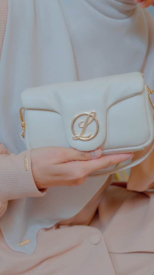 ラウディアシンシアベラのインスタグラム：「Alhamdulillah, L Daily hadir kembali dengan koleksi set terbaru “Adara Series”🤍  L Daily blouse and skirt kali ini menggunakan bahan waffle knit yang flowey yang pastinya nyaman digunakan😍   Untuk kamu yang mau tanya-tanya tentang set ini bisa langsung menghubungi admin @lbylcb ya.」
