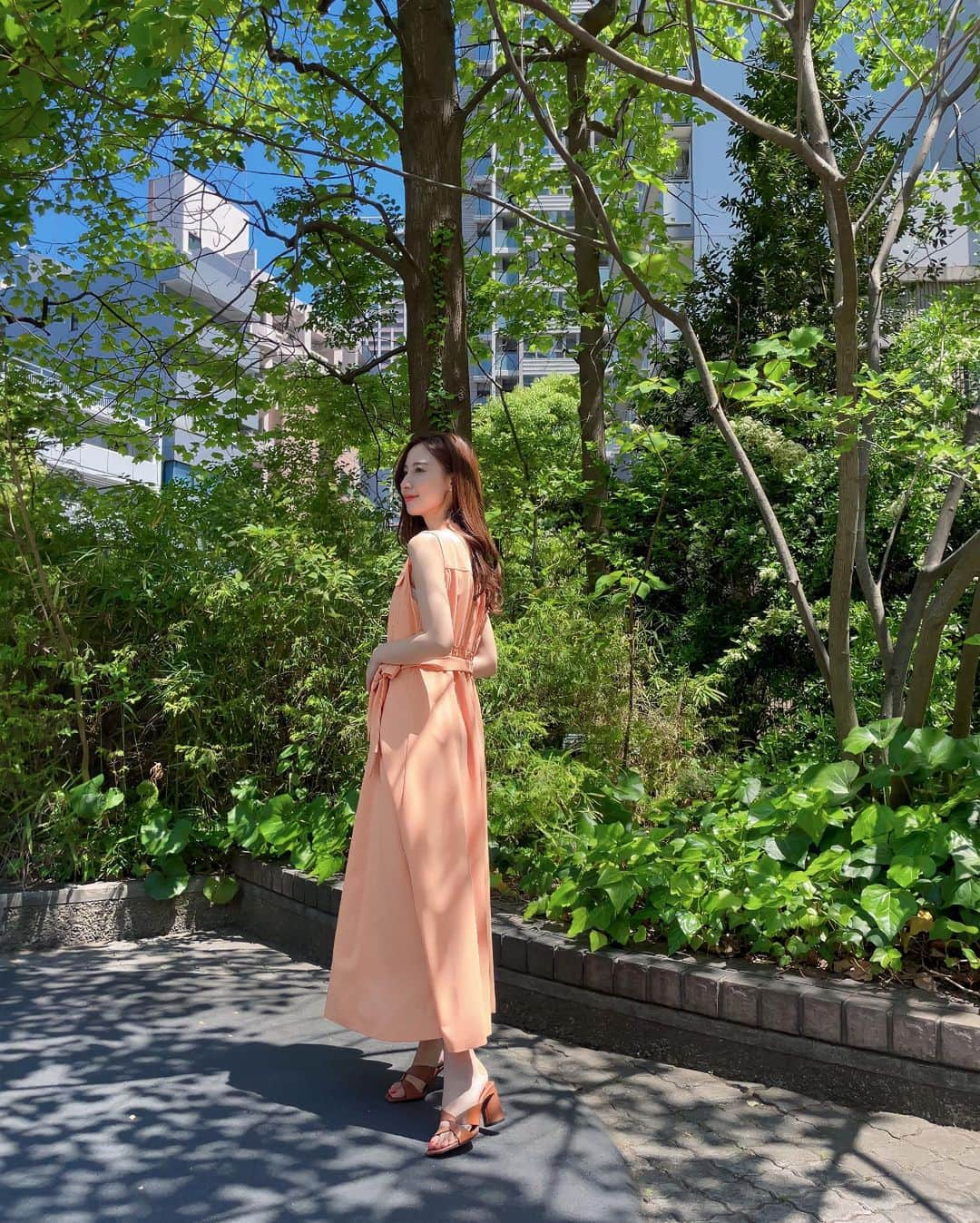 Chihiroさんのインスタグラム写真 - (ChihiroInstagram)「5月の朝の新緑と薫風は私の生活を貴族にする🌿 (萩原朔太郎詩集「月に吠える」より)  まさに清々しい朝にお散歩をした時の1枚。 こちらのオレンジのワンピースは @swingle_official   ラインがとっても綺麗で爽やかながらエレガント、 また、オレンジって珍しいでしょ？🧡 オレンジのお洋服ってあまり売っているイメージがないので 見つけた時には飛びついてしまいました♡  〜〜〜〜〜〜〜〜〜〜〜〜〜〜〜〜〜〜〜 【イメージコンサルティングサロン　Ciccy】  パーソナルカラー診断が気になる方はこちら ▶︎ @ciccy_shibaura   ♦︎時間 9:30〜17:30 (時間調整可能)  ♦︎場所 東京都港区芝浦  ♦︎定休日 なし  ♦︎メニュー ✈︎Economy class✈︎ パーソナルカラー診断＋骨格診断 Ciccy診断士枠: ¥22,500- 代表栂野枠：¥32,000- ※ペア診断可能  ✈︎Business class✈︎ パーソナルカラー診断＋骨格診断＋メイクレッスン 代表栂野枠：¥48,500- ※ペア診断可能  ✈︎First class✈︎ 3〜4日かけて行うトータルプロデュース。メニューはカスタマイズ可能。 代表栂野枠：99,500-  詳細はInstagramプロフィール下のURLよりご確認ください。 〜〜〜〜〜〜〜〜〜〜〜〜〜〜〜 【イメージコンサルタント養成講座】  GIA芝浦校の養成講座は6月まで満席です。 現在2023年7月スタートより募集を開始いたしました♡ 詳しくはHPをご覧ください♡  〜〜〜〜〜〜〜〜〜〜〜〜〜〜〜 #パーソナルカラー診断東京 #パーソナルカラー診断 #イメコン #イメージコンサルタント養成講座 #骨格診断 #毎日コーデ #イエベ秋コーデ #骨格ウェーブ」5月15日 19時08分 - chippp49