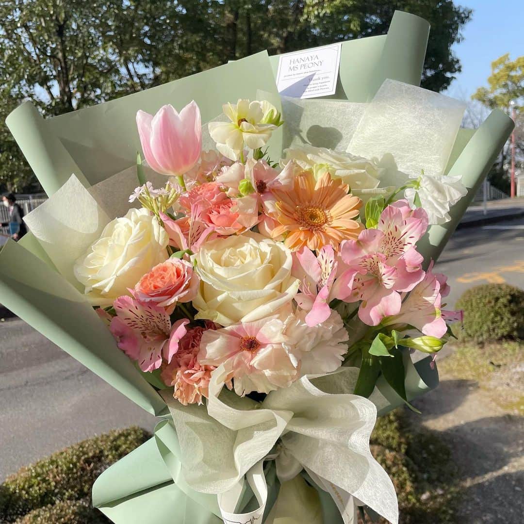 KANAKAさんのインスタグラム写真 - (KANAKAInstagram)「とんでもなくかわいいブーケ💐  まゆの卒業式に予約した🤍  #花束 #ブーケ #卒業式 #韓国花束 #mspony #大阪花屋 #天下茶屋 #韓国風花束」5月15日 19時09分 - canika_1111