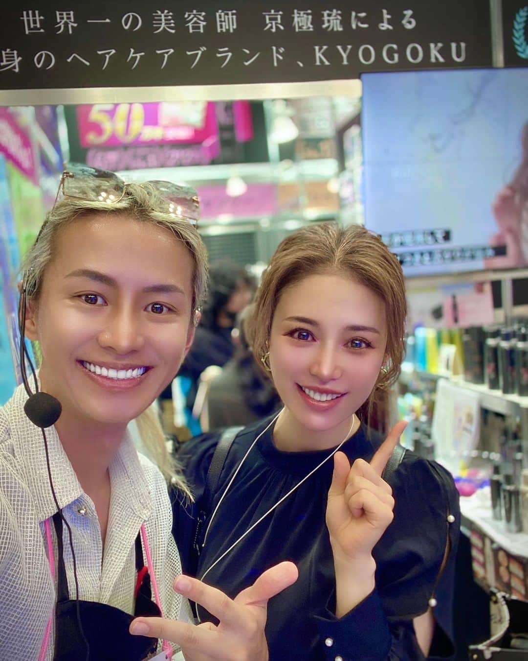 Hanaさんのインスタグラム写真 - (HanaInstagram)「・ beautyworld JAPAN 行ってきました〜🏃‍♀️➰  久しぶりにりゅうさんに会えた😆  ラグジュアリーツーショット✨  そしてHBLのタイムセールを狙いほとんど半額で材料ゲット✊  めっちゃ混んでたけど行って良かった〜😚💕  あと2日やってるよ🙆‍♀️   #beautyworld #beautyworldjapan #ビューティーワールドジャパン #hbl #ハリウッドブロウリフト #アイブロウスタイリング #アイブロウリスト #フリーランス #kyogoku #個人サロン #開業準備中 #東京ビックサイト #展示会」5月15日 19時21分 - hana.nyanya