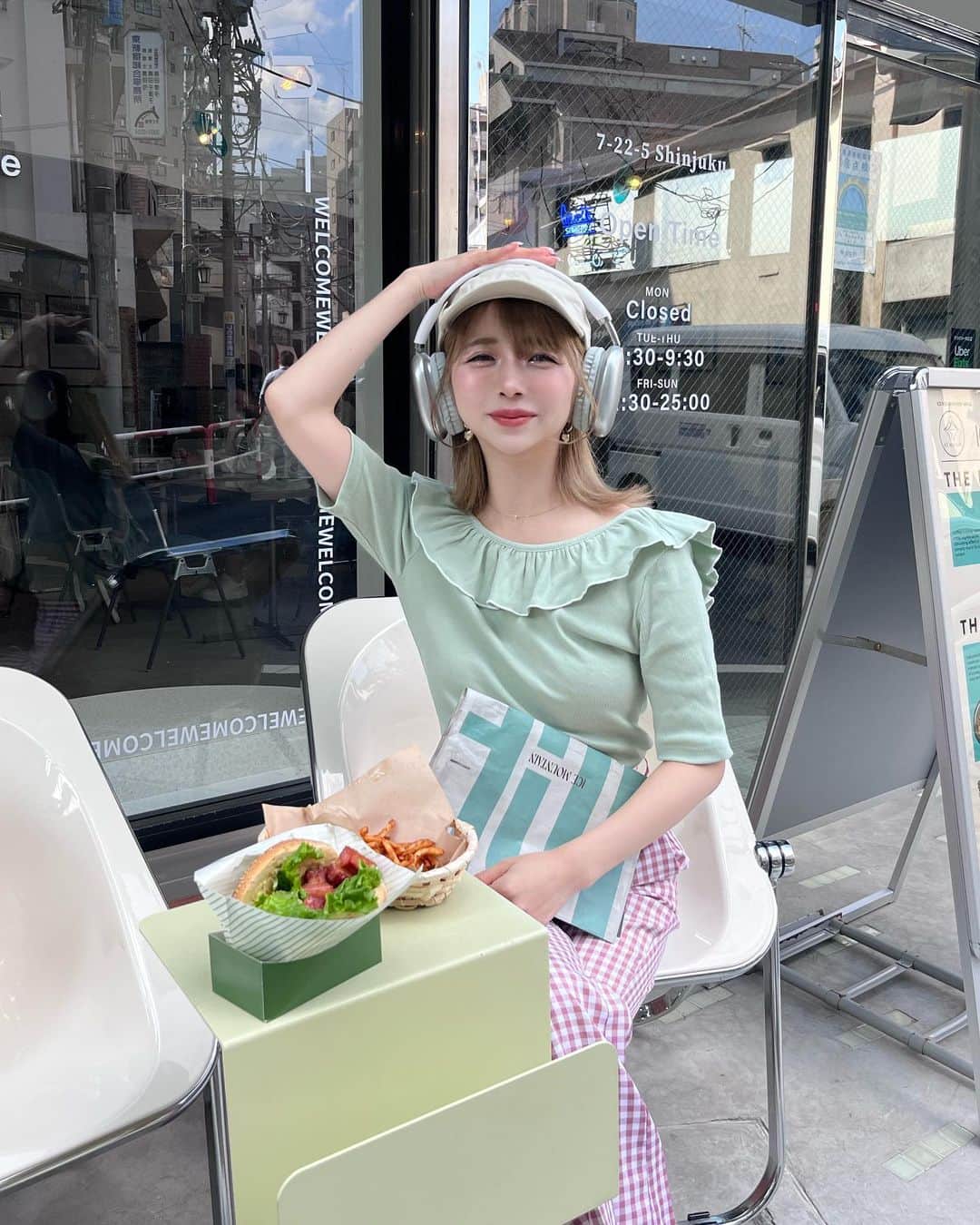 エリンコさんのインスタグラム写真 - (エリンコInstagram)「💖💚 . 新しくできて気になってた韓国っぽカフェへ🍰 . ベーグルサンドイッチ美味しかった🥯💕 そして、ポテトがドタイプの 細めのポテトで美味しすぎていっぱい食べた🍟w . キャップにスニーカーのカジュアルコーデ👟 グリーンとピンクでまとめたよっ💓 . ICE MOUNTAIN CAFE 📍東京都新宿区新宿7-22-5 平元ビル 1F Access:東新宿駅A2出口より徒歩約6分 Tel: 03-6205-9432 「月・火・木」111:30~20:00(L.O) 「金・土・日」11:30～翌01:00(L.O) . #韓国っぽカフェ #韓国ファッション #韓国っぽコーデ #東新宿 #icemountaincafe #东京 #时尚潮流 #可爱的 #東京カフェ #東京スイーツ #カフェ巡り #カフェ #東京カフェ巡り #tokyo #えりんコーデ #えりんこヘアアレンジ #えりんこカフェ巡り」5月15日 19時13分 - erinko0315