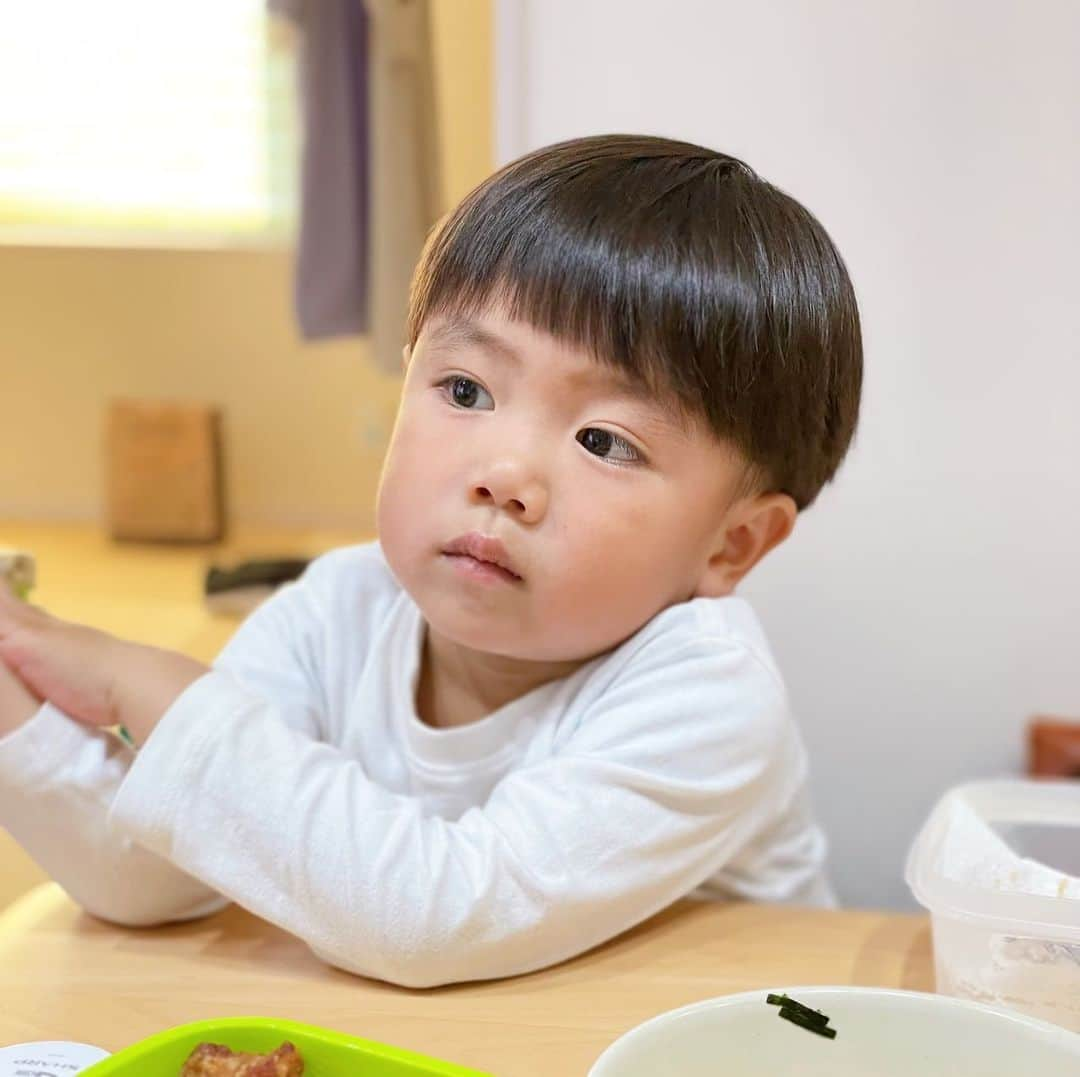 岩崎弘志のインスタグラム：「. 家に帰ったら、息子の前髪がビックリするほど可愛く なってた💇‍♂️✨  #オシャレ男子 #前髪アレンジ #前髪パッツン  #前髪カット #前髪ぱっつん #ぱっつん前髪 #ぱっつん  #ぱっつんショート #3歳ヘアアレンジ #3歳児  #3歳男の子 #男の子育児 #男の子パパ #鹿児島  #kagoshima #男の子パパと繋がりたい #おぼっちゃま  #鹿児島育児 #鹿児島子育て #子育てパパ  #子育てパパと繋がりたい #子育てパパ応援 #鹿児島  #鹿児島市 #MBCテレビ #MBCラジオ #アナウンサー  #ラジオパーソナリティ #岩﨑弘志」