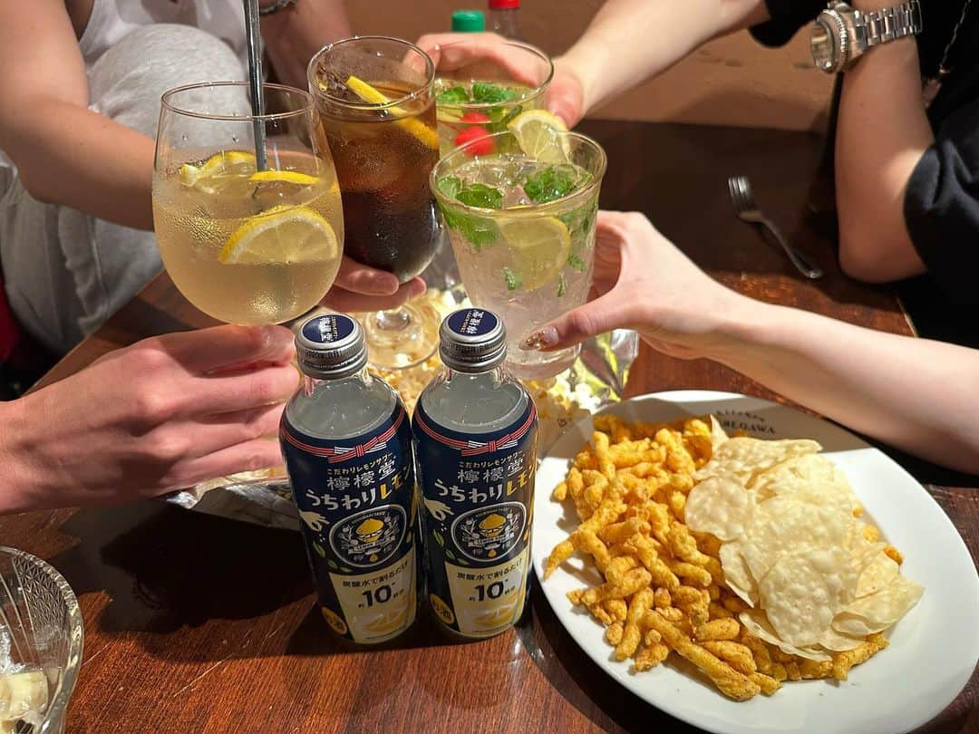 SHU-YAさんのインスタグラム写真 - (SHU-YAInstagram)「.  気兼ねない仲間と家飲みなーんてね。  新しい仲間の歓迎会もできてなかったから丁度よかった！   本日は「うちわりレモン」で割りパの会！🍋   各々、個性出てたな。  Cokeで割ったり スプライトとかジンジャーエールでも割ったり 飾りに🍒入れてみたりミント入れたりとか🌿  お酒飲み始めたての頃はこんな感じなのよく飲んでたなと…しみじみ ちょっと懐かしくなりました😂  色んなレモンサワー作って飲んで、たわいもない話であーでもないこーでもない。🤣   こうやって好きなドリンクでカスタマイズできるってのがまた楽しい👍   ただ、飲み過ぎには注意！  ストップ！  20歳未満飲酒・飲酒運転。  妊娠中や授乳期の飲酒はやめましょう。 お酒は適量を。   #お酒は20歳になってから #檸檬堂 #pr #うちわりレモン割りパ部 #レモンサワー #宅飲み  @lemondo_jp」5月15日 19時15分 - shuya_mizuno