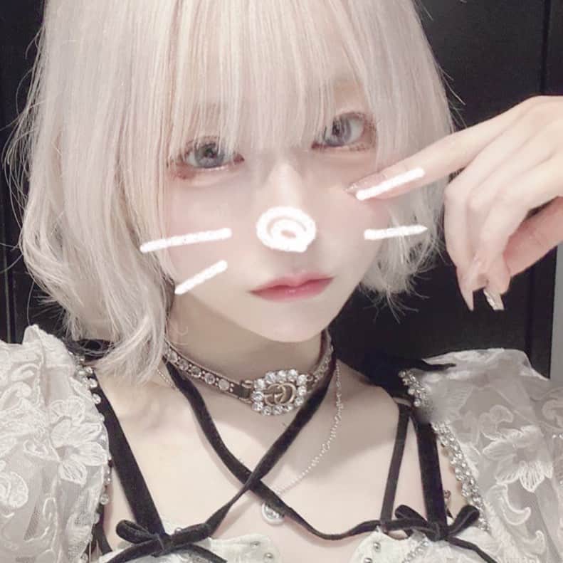 のインスタグラム：「✉️  春のこもれ陽の中で 君のやさしさに うもれていたぼくは 弱虫だったんだヨネ  君と話し疲れて いつか 黙りこんだ ストーブ代わりの電熱器 赤く燃えていた  地下のジャズ喫茶 変れないぼくたちがいた 悪い夢のように 時がなぜてゆく  ぼくがひとりになった 部屋にきみの好きな チャーリー・パーカー 見つけたヨ ぼくを忘れたカナ  だめになったぼくを見て 君もびっくりしただろう あのこはまだ元気かい 昔の話だネ  春のこもれ陽の中で 君のやさしさに うもれていたぼくは 弱虫だったんだヨネ」