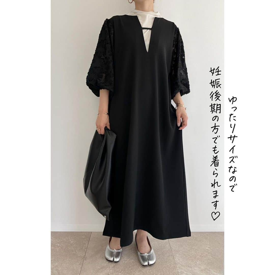 selectshop amieさんのインスタグラム写真 - (selectshop amieInstagram)「ボリュームスリーブ2WAYロングワンピース ¥7990-  着丈　115㎝ 身幅　46㎝ 袖丈：44cm  低身長向けに小さめサイズで 仕上げました🍋  前後2WAYで着用できる、袖の異素材切り替えがポイントのオケージョンにも使用できるワンピースが袖がリニューアルして登場です。  お袖の素材感とボリュームにこだわり 着用した時にボリュームスリーブのふんわりとした袖になるように調節しています。 袖口もゴムを使用しているので長さの調節も可能です😌  ---✂︎-----✂︎-----✂︎--- 低身長向けのお洋服 販売しております❤︎ @amie__1201  ぜひフォローお願いします☺︎ ---✂︎-----✂︎-----✂︎---  #低身長コーデ #低身長 #低身長ファッション #低身長女子 #低身長ママ  #プチプラコーデ #150cmコーデ #30代コーデ #おちびコーデ #148cmコーデ #149cmコーデ  #春コーデ #春服 #小柄コーデ #小柄女子 #小柄ファッション #小柄ママ #大人女子コーデ #低身長大人女子 #アラフォーママ #アラフォーコーデ  #結婚式コーデ #オケージョンドレス #お宮参りコーデ」5月15日 19時17分 - amie__1201