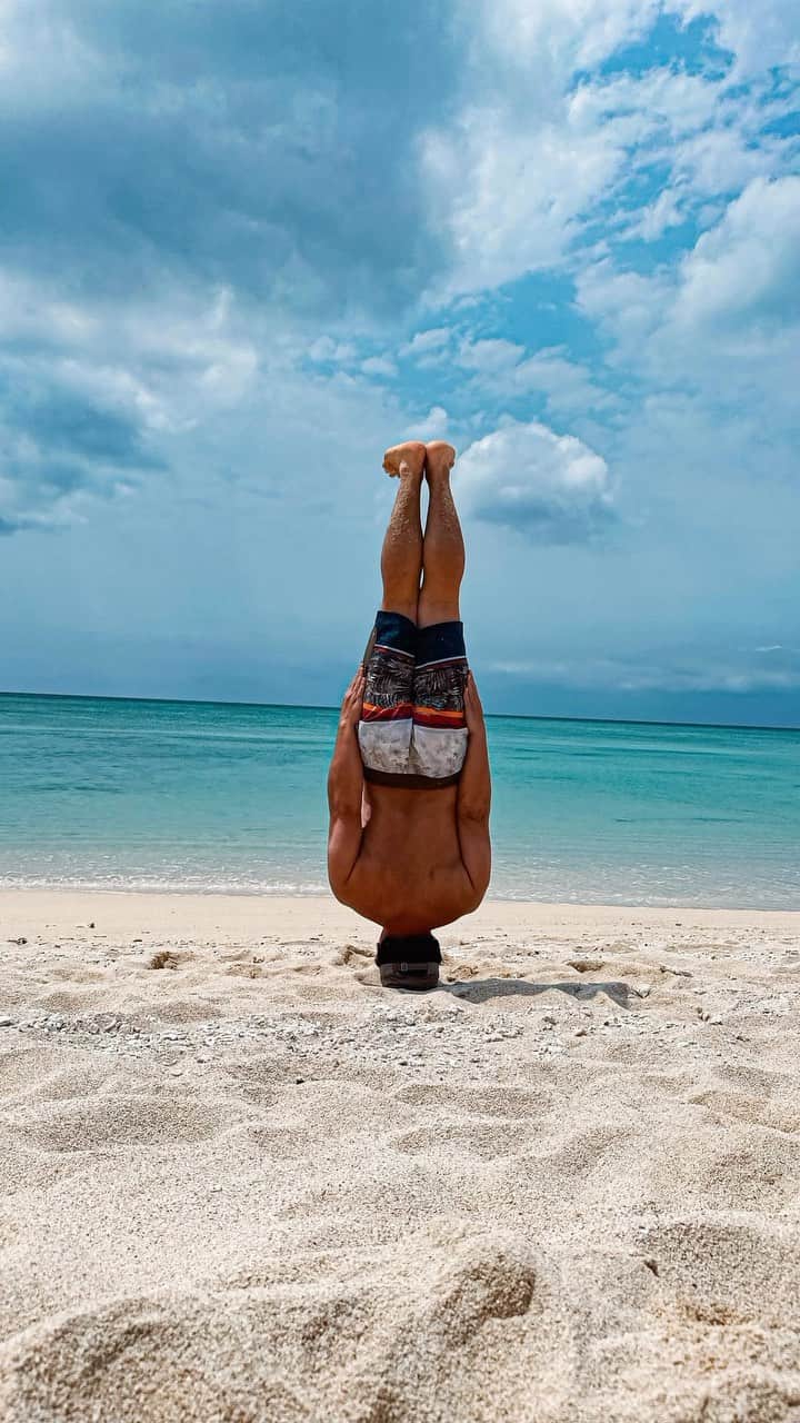 大野愛地のインスタグラム：「🤣🤣🤣  #headstand  #tooeasy」
