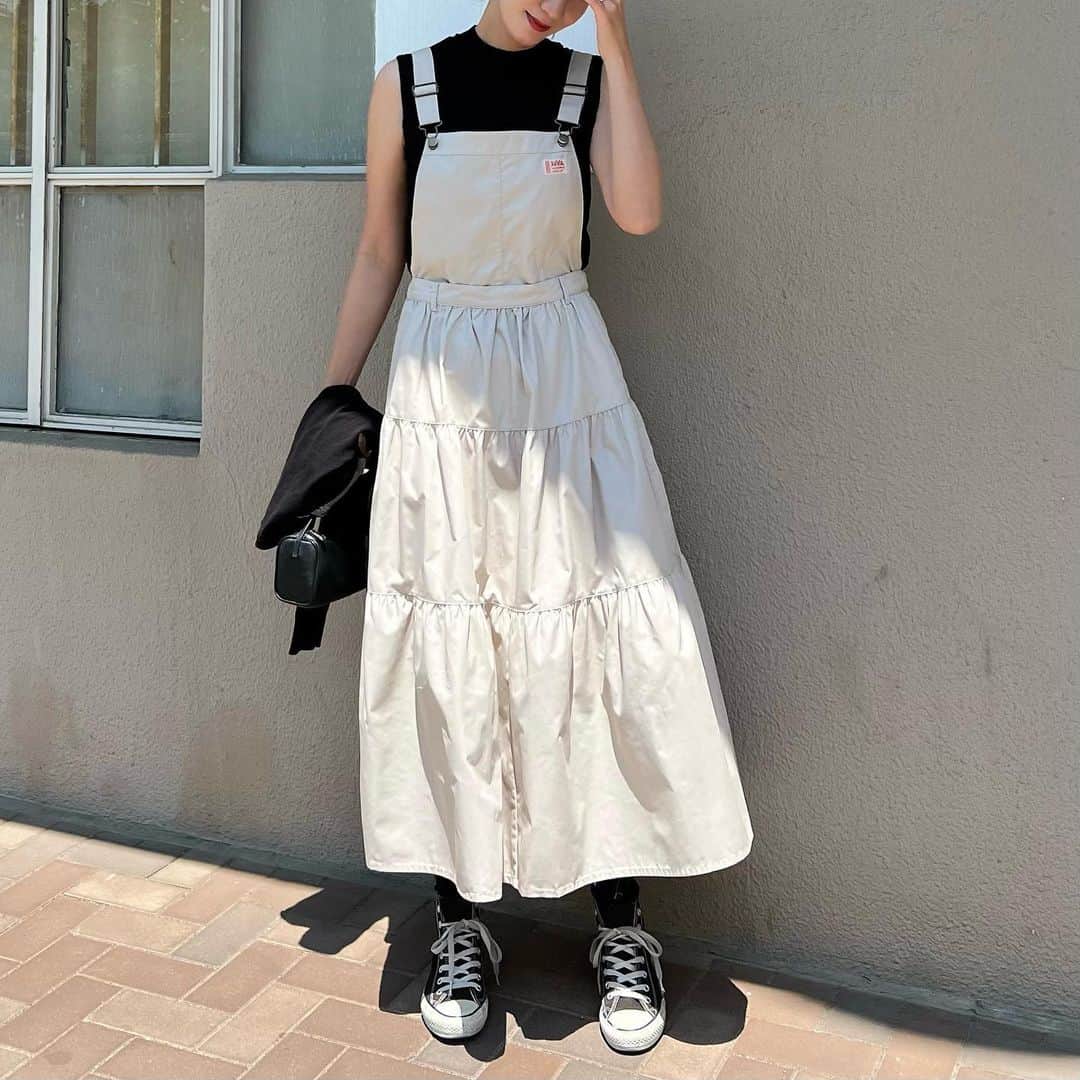 Nagiのインスタグラム：「2wayのティアードサロペットワンピース  スカート取り外してて履く事ができるからその日の気分で✨  salopetto. @classicalelf_official  　　(ホワイト系その他.L size着) tops.cardigan. #gu shoes. converse   #クラシカルエルフ #classicalelf #エルフコーデ #タイアップ #java #ジャバ #uniqlo #gu #zara #ユニクロ #ジーユー #ザラ #zozo #zozotown #zozo購入品 #zozotown購入品 #ワンピース #ティアードスカート #サロペット#大人カジュアル#プチプラコーデ」